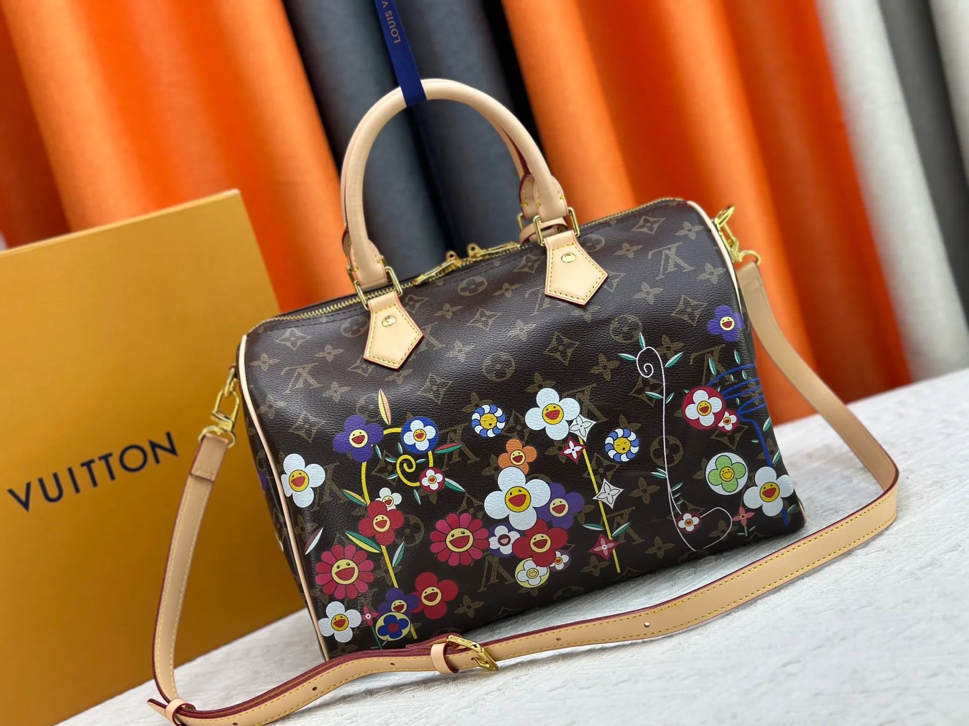 P300 M45957.M58953 M40391 This Speedy Bandoulière 30 handbag is made of Monogram canvas, cow leather trim and fabric lining. It continues the classic design of Louis Vuitton Speedy travel bag in a compact size. It is equipped with rolled leather handles and a detachable and adjustable fabric shoulder strap embellished with brand logo texture. Detailed features Dimensions: 30X21X17cm (length x height x width)