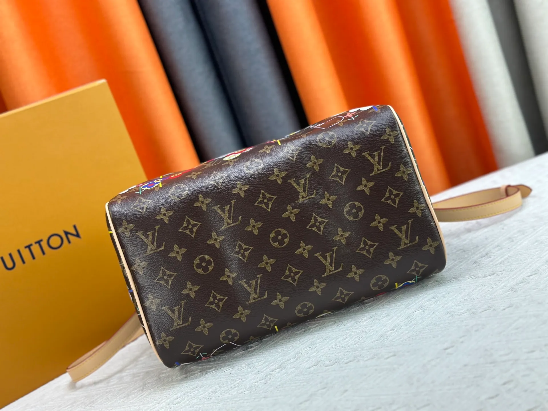 P300 M45957.M58953 M40391 This Speedy Bandoulière 30 handbag is made of Monogram canvas, cow leather trim and fabric lining. It continues the classic design of Louis Vuitton Speedy travel bag in a compact size. It is equipped with rolled leather handles and a detachable and adjustable fabric shoulder strap embellished with brand logo texture. Detailed features Dimensions: 30X21X17cm (length x height x width)
