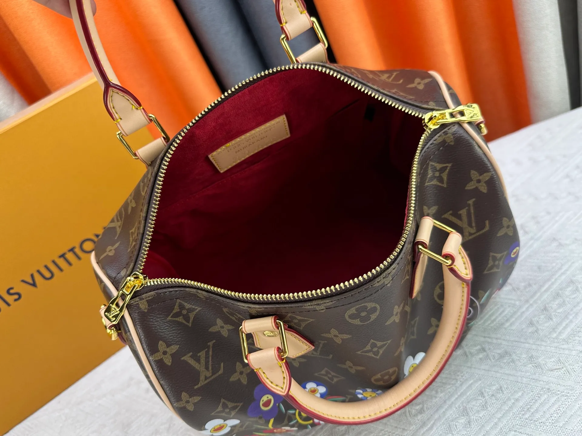 P300 M45957.M58953 M40391 This Speedy Bandoulière 30 handbag is made of Monogram canvas, cow leather trim and fabric lining. It continues the classic design of Louis Vuitton Speedy travel bag in a compact size. It is equipped with rolled leather handles and a detachable and adjustable fabric shoulder strap embellished with brand logo texture. Detailed features Dimensions: 30X21X17cm (length x height x width)