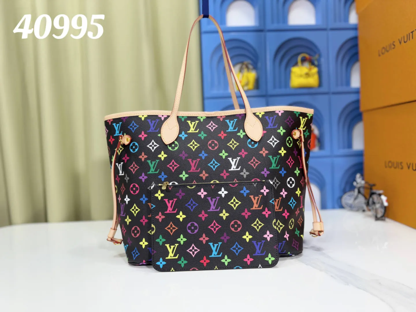 P260 upgraded original M40156 M40995 [latest color printing] Louis Vuitton's new interpretation of the neverfull classic handbag, explore the exquisite details inside the bag. Redesigned interior pockets feature fresh fabric linings and vintage details inspired by the Louis Vuitton archives, most notably the detachable zippered clutch, which can be used on its own as a sophisticated clutch or as an additional pocket. Bright lining tones add a lively feel to the classic monogram canvas. The most shining bag at night, only it can make you the brightest star in the night. Size 32x29x17cm