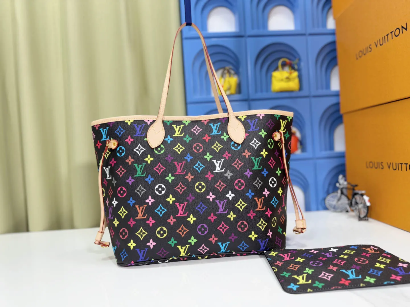 P260 upgraded original M40156 M40995 [latest color printing] Louis Vuitton's new interpretation of the neverfull classic handbag, explore the exquisite details inside the bag. Redesigned interior pockets feature fresh fabric linings and vintage details inspired by the Louis Vuitton archives, most notably the detachable zippered clutch, which can be used on its own as a sophisticated clutch or as an additional pocket. Bright lining tones add a lively feel to the classic monogram canvas. The most shining bag at night, only it can make you the brightest star in the night. Size 32x29x17cm