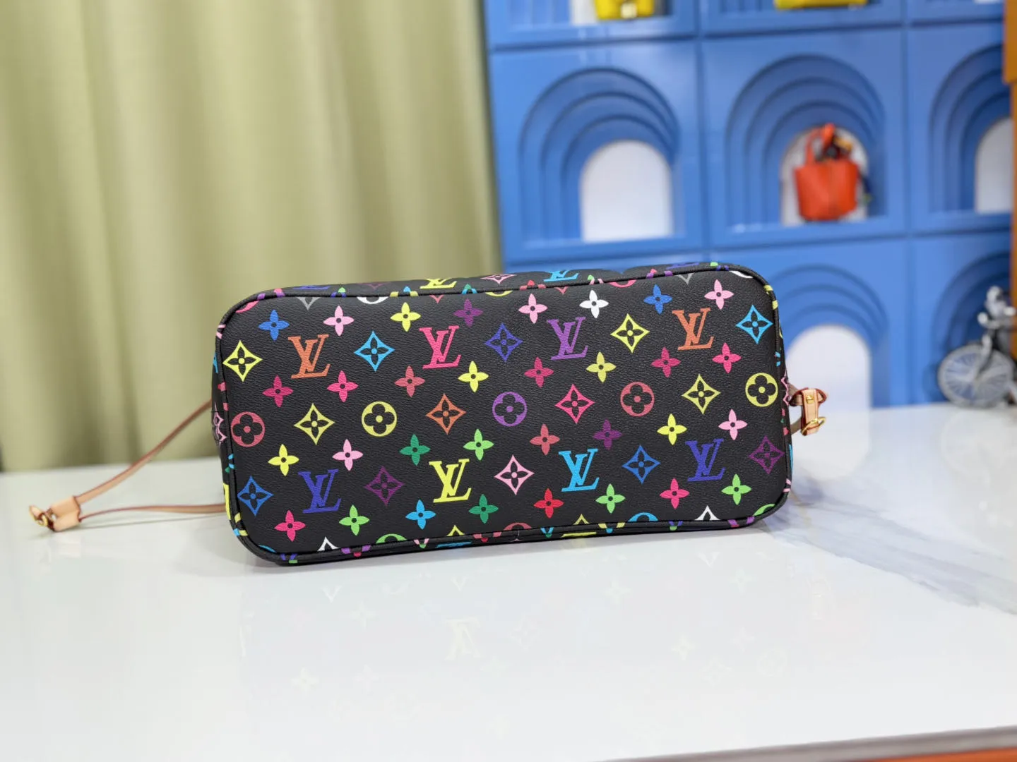 P260 upgraded original M40156 M40995 [latest color printing] Louis Vuitton's new interpretation of the neverfull classic handbag, explore the exquisite details inside the bag. Redesigned interior pockets feature fresh fabric linings and vintage details inspired by the Louis Vuitton archives, most notably the detachable zippered clutch, which can be used on its own as a sophisticated clutch or as an additional pocket. Bright lining tones add a lively feel to the classic monogram canvas. The most shining bag at night, only it can make you the brightest star in the night. Size 32x29x17cm