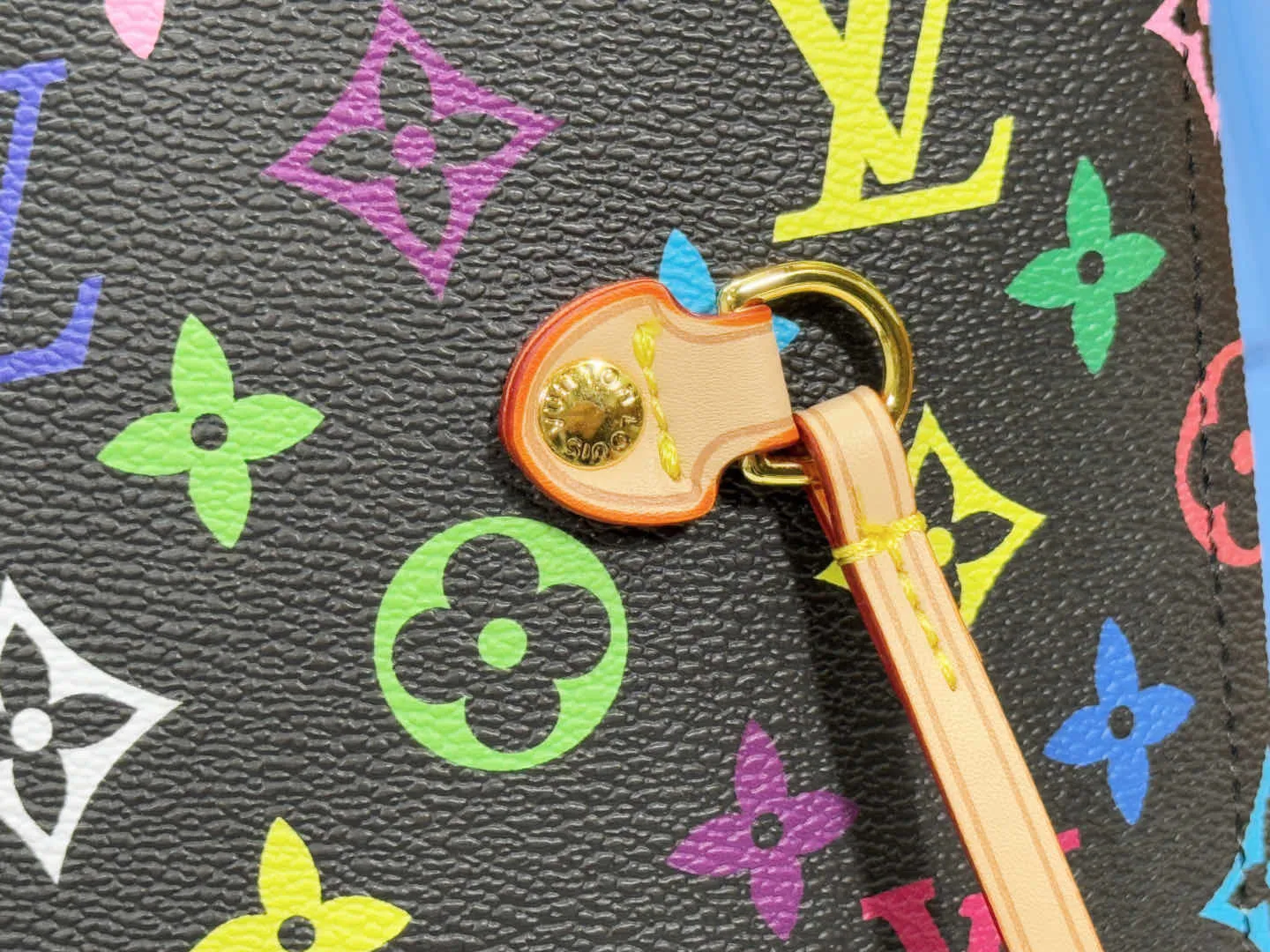 P260 upgraded original M40156 M40995 [latest color printing] Louis Vuitton's new interpretation of the neverfull classic handbag, explore the exquisite details inside the bag. Redesigned interior pockets feature fresh fabric linings and vintage details inspired by the Louis Vuitton archives, most notably the detachable zippered clutch, which can be used on its own as a sophisticated clutch or as an additional pocket. Bright lining tones add a lively feel to the classic monogram canvas. The most shining bag at night, only it can make you the brightest star in the night. Size 32x29x17cm