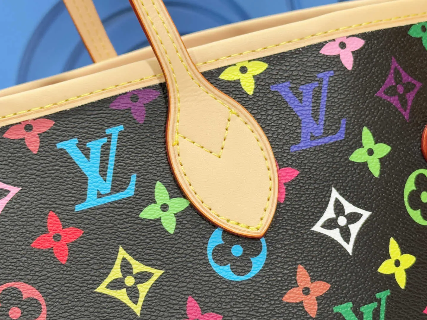 P260 upgraded original M40156 M40995 [latest color printing] Louis Vuitton's new interpretation of the neverfull classic handbag, explore the exquisite details inside the bag. Redesigned interior pockets feature fresh fabric linings and vintage details inspired by the Louis Vuitton archives, most notably the detachable zippered clutch, which can be used on its own as a sophisticated clutch or as an additional pocket. Bright lining tones add a lively feel to the classic monogram canvas. The most shining bag at night, only it can make you the brightest star in the night. Size 32x29x17cm