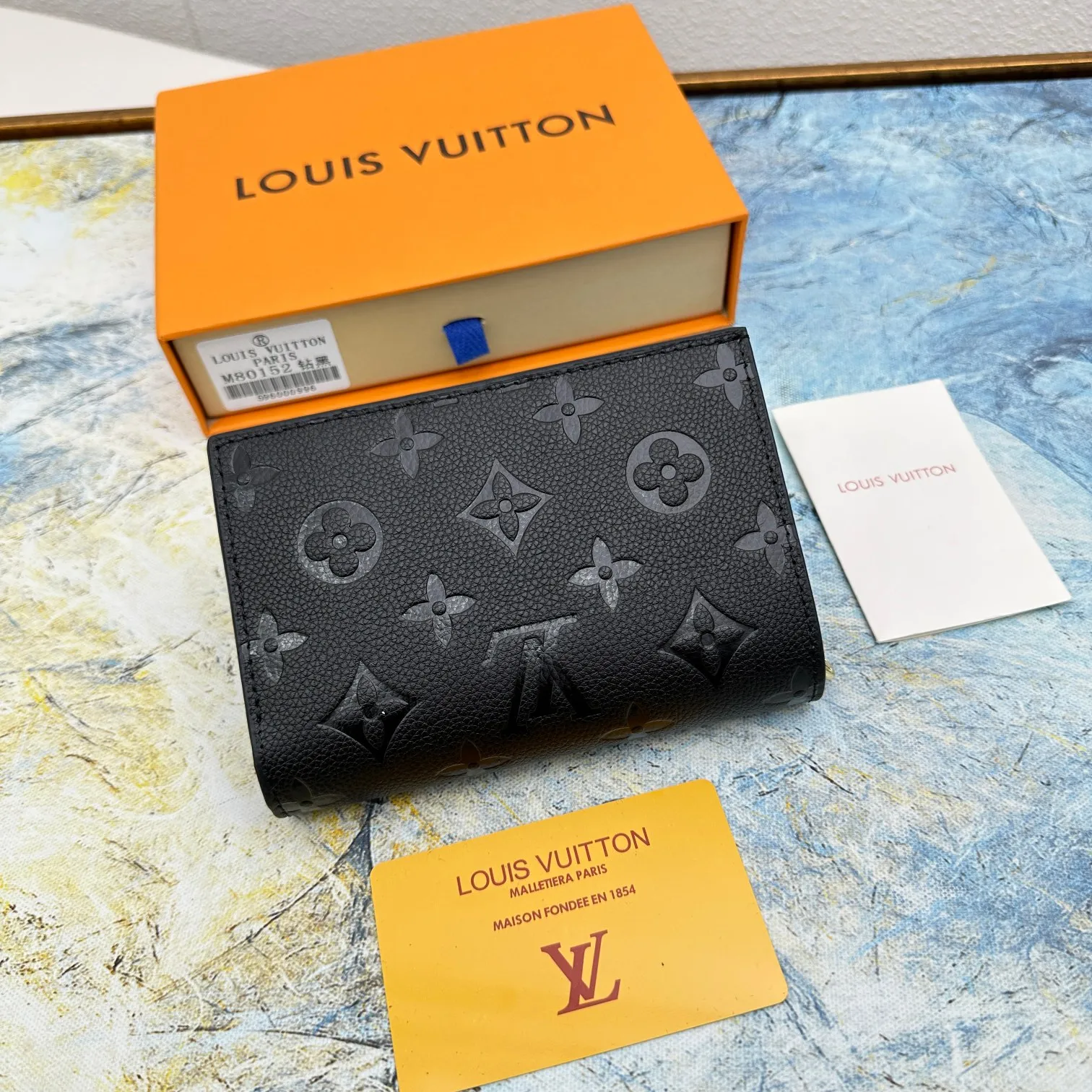 💰150 💎Top original version 🇫🇷 This Cléa wallet is made of Monogram Empreinte soft grained cowhide, embellished with Louis Vuitton's iconic Monogram embossed pattern. It has a stylish design, is exquisite and compact but has a spacious capacity. It is equipped with an external patch pocket, zipper coin pocket, banknote compartment and six credit card slots. Model: M80152 M80151 Dimensions: 12 x 9 x 3.5