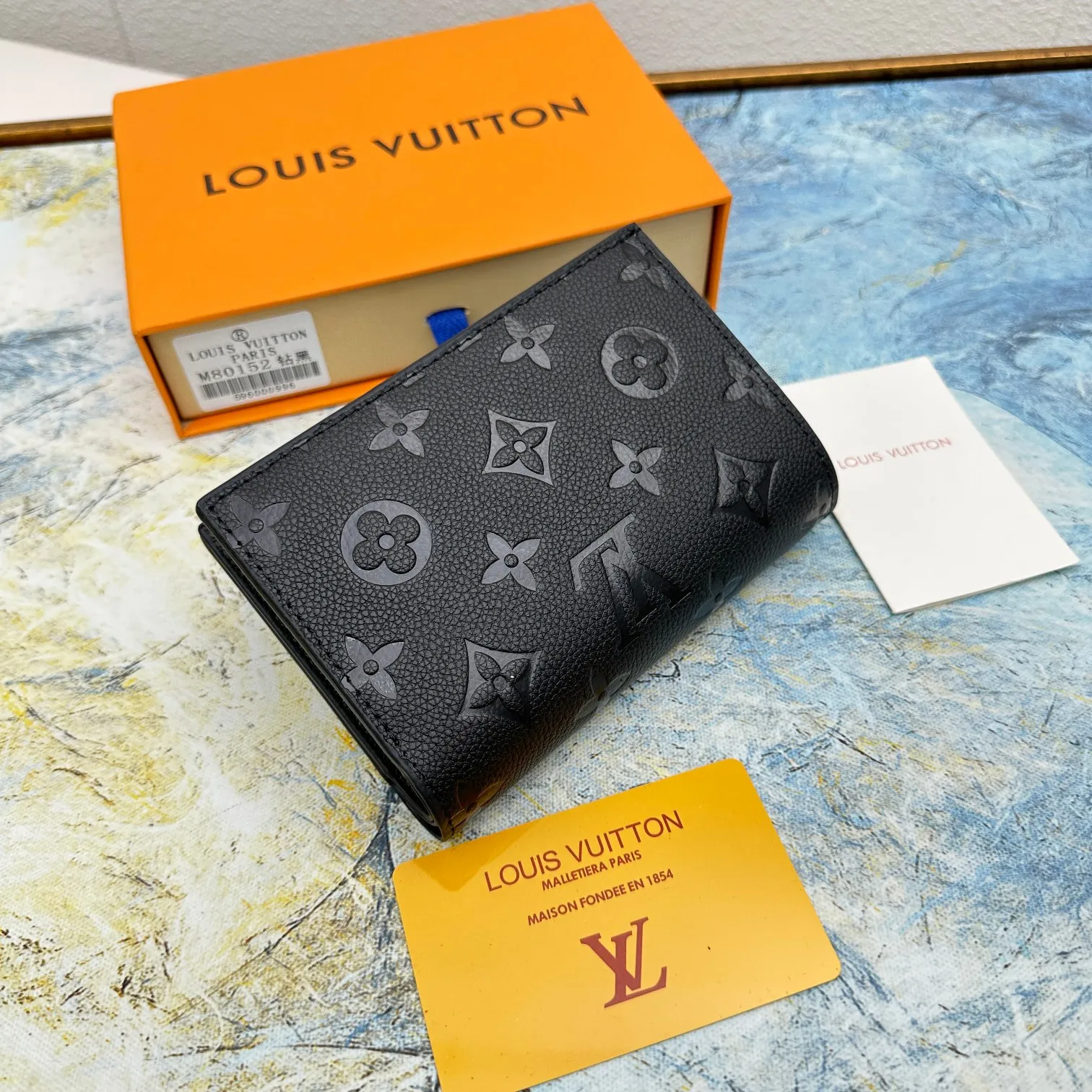 💰150 💎Top original version 🇫🇷 This Cléa wallet is made of Monogram Empreinte soft grained cowhide, embellished with Louis Vuitton's iconic Monogram embossed pattern. It has a stylish design, is exquisite and compact but has a spacious capacity. It is equipped with an external patch pocket, zipper coin pocket, banknote compartment and six credit card slots. Model: M80152 M80151 Dimensions: 12 x 9 x 3.5