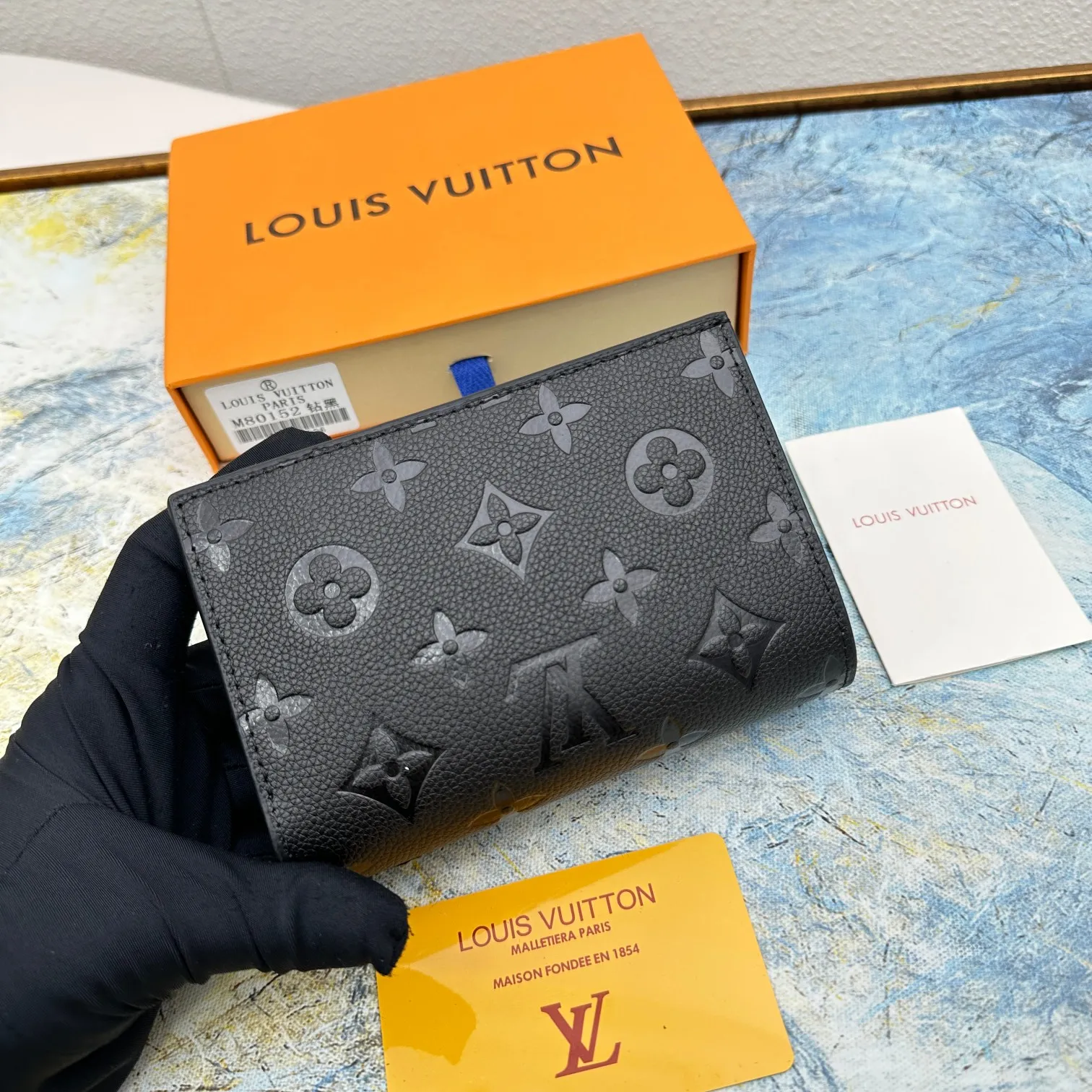 💰150 💎Top original version 🇫🇷 This Cléa wallet is made of Monogram Empreinte soft grained cowhide, embellished with Louis Vuitton's iconic Monogram embossed pattern. It has a stylish design, is exquisite and compact but has a spacious capacity. It is equipped with an external patch pocket, zipper coin pocket, banknote compartment and six credit card slots. Model: M80152 M80151 Dimensions: 12 x 9 x 3.5