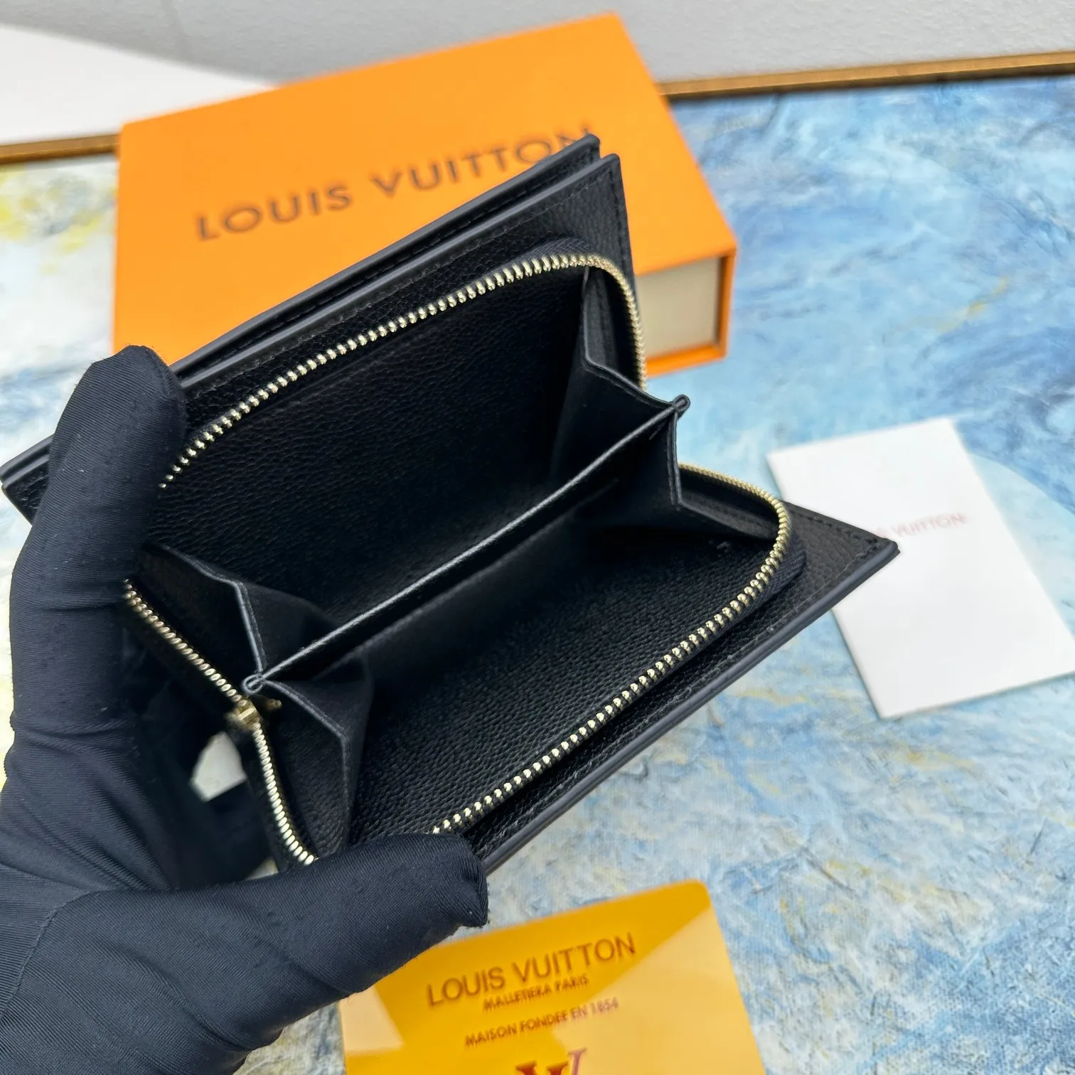 💰150 💎Top original version 🇫🇷 This Cléa wallet is made of Monogram Empreinte soft grained cowhide, embellished with Louis Vuitton's iconic Monogram embossed pattern. It has a stylish design, is exquisite and compact but has a spacious capacity. It is equipped with an external patch pocket, zipper coin pocket, banknote compartment and six credit card slots. Model: M80152 M80151 Dimensions: 12 x 9 x 3.5