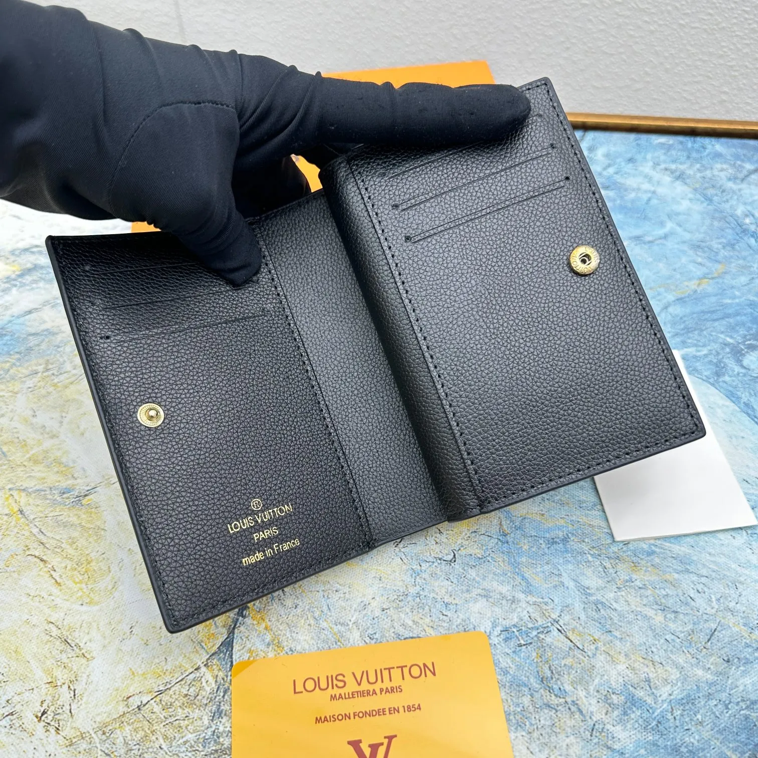 💰150 💎Top original version 🇫🇷 This Cléa wallet is made of Monogram Empreinte soft grained cowhide, embellished with Louis Vuitton's iconic Monogram embossed pattern. It has a stylish design, is exquisite and compact but has a spacious capacity. It is equipped with an external patch pocket, zipper coin pocket, banknote compartment and six credit card slots. Model: M80152 M80151 Dimensions: 12 x 9 x 3.5