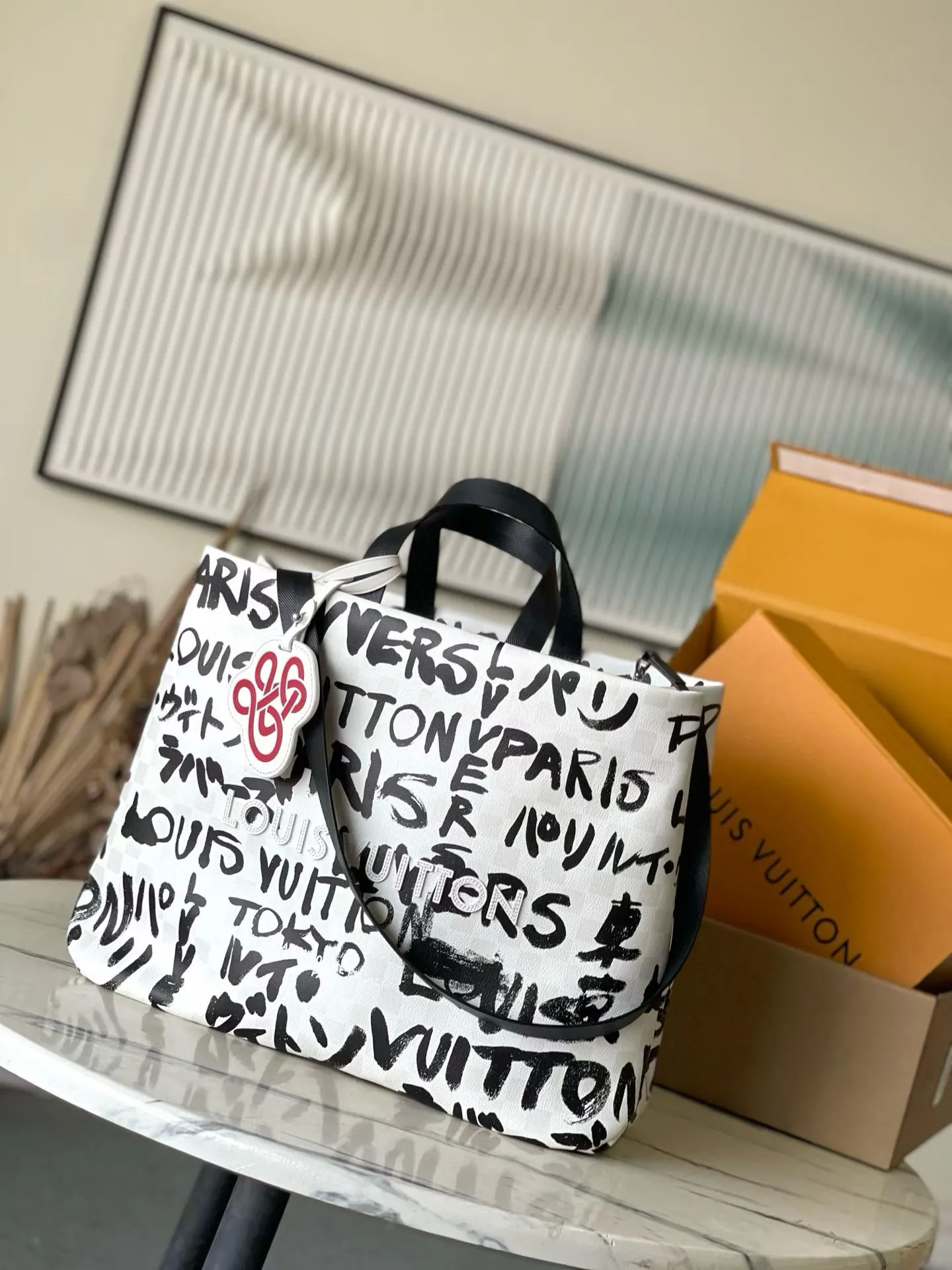 💰1100 Top Original Order M40797 ARISL ​​VERSET TON YPAKIS RSEM This Shopper Tote medium handbag has Damier checkerboard pattern superimposed with eye-catching hand-painted elements, witnessing the joint creativity of Pharrell Williams and Japanese designer Nigo. The names Louis Vuitton, Paris and Tokyo, as well as the words LVvers, are written in French and Japanese in both French and Japanese, and the patterned cotton lining displays Nigo's signature style. Dimensions: 40 × 32 × 16 cm