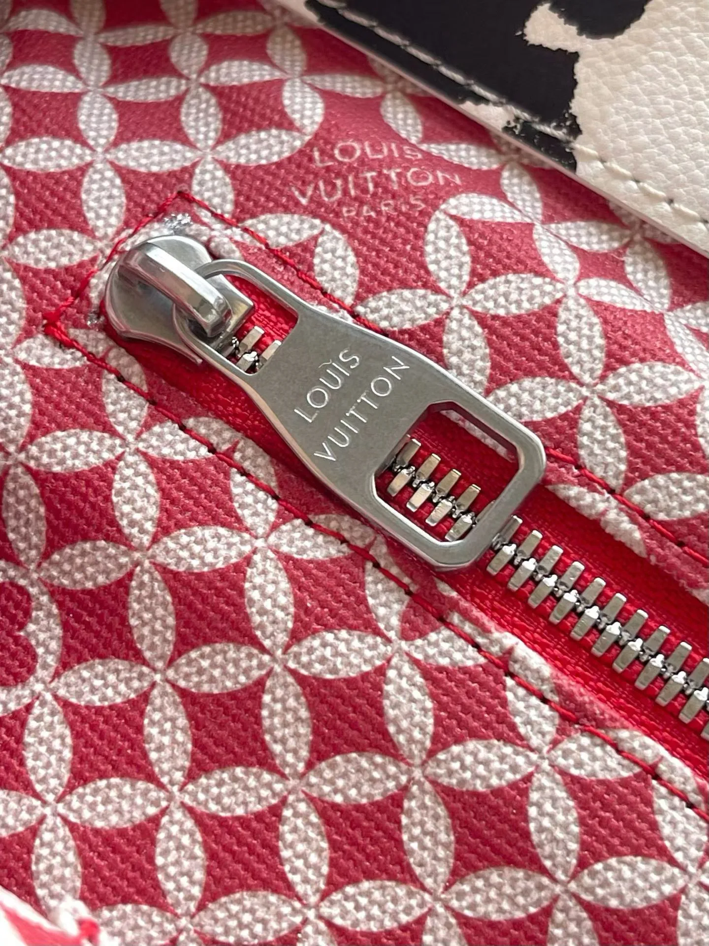 💰1100 Top Original Order M40797 ARISL ​​VERSET TON YPAKIS RSEM This Shopper Tote medium handbag has Damier checkerboard pattern superimposed with eye-catching hand-painted elements, witnessing the joint creativity of Pharrell Williams and Japanese designer Nigo. The names Louis Vuitton, Paris and Tokyo, as well as the words LVvers, are written in French and Japanese in both French and Japanese, and the patterned cotton lining displays Nigo's signature style. Dimensions: 40 × 32 × 16 cm