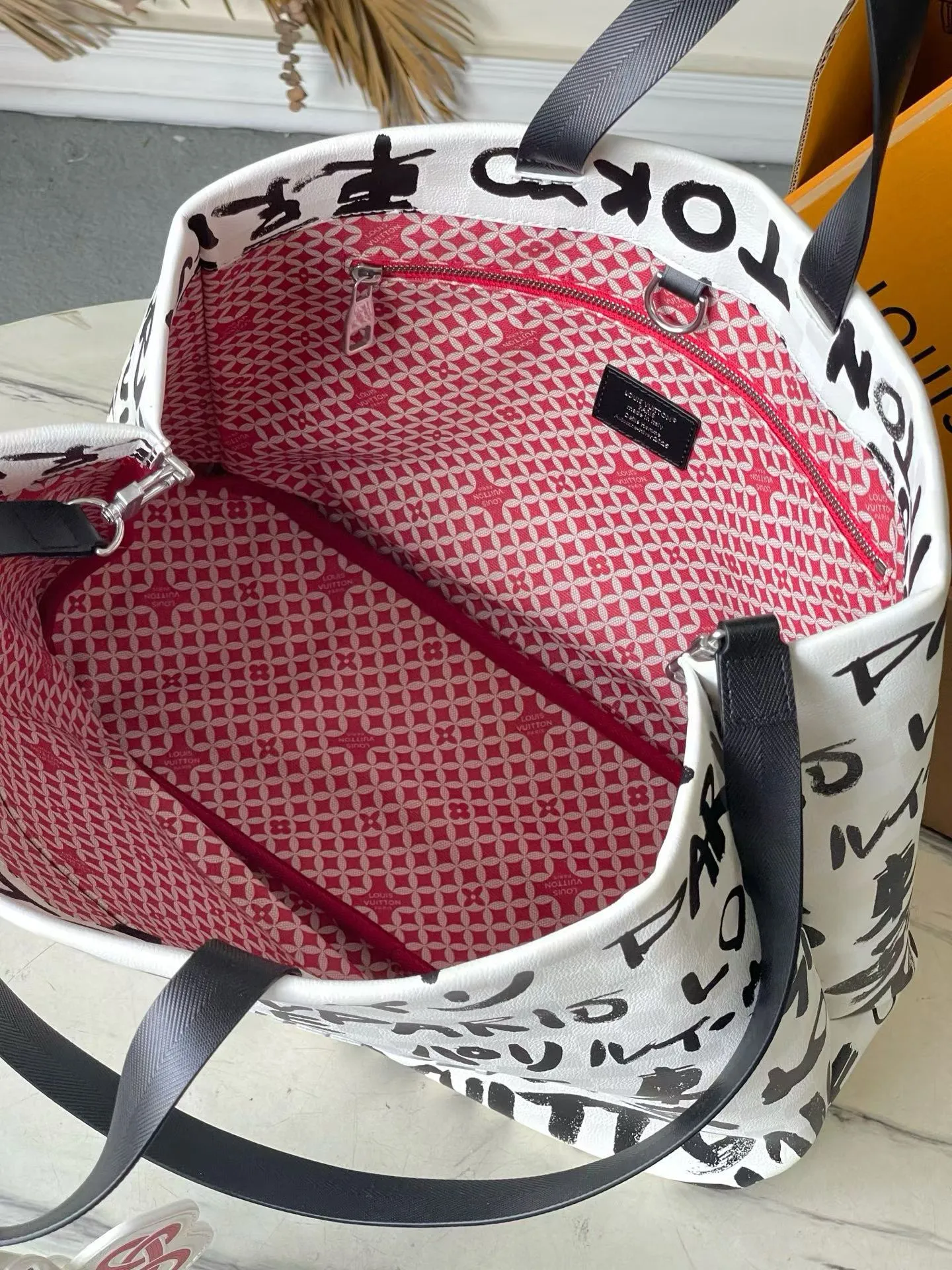 💰1100 Top Original Order M40797 ARISL ​​VERSET TON YPAKIS RSEM This Shopper Tote medium handbag has Damier checkerboard pattern superimposed with eye-catching hand-painted elements, witnessing the joint creativity of Pharrell Williams and Japanese designer Nigo. The names Louis Vuitton, Paris and Tokyo, as well as the words LVvers, are written in French and Japanese in both French and Japanese, and the patterned cotton lining displays Nigo's signature style. Dimensions: 40 × 32 × 16 cm