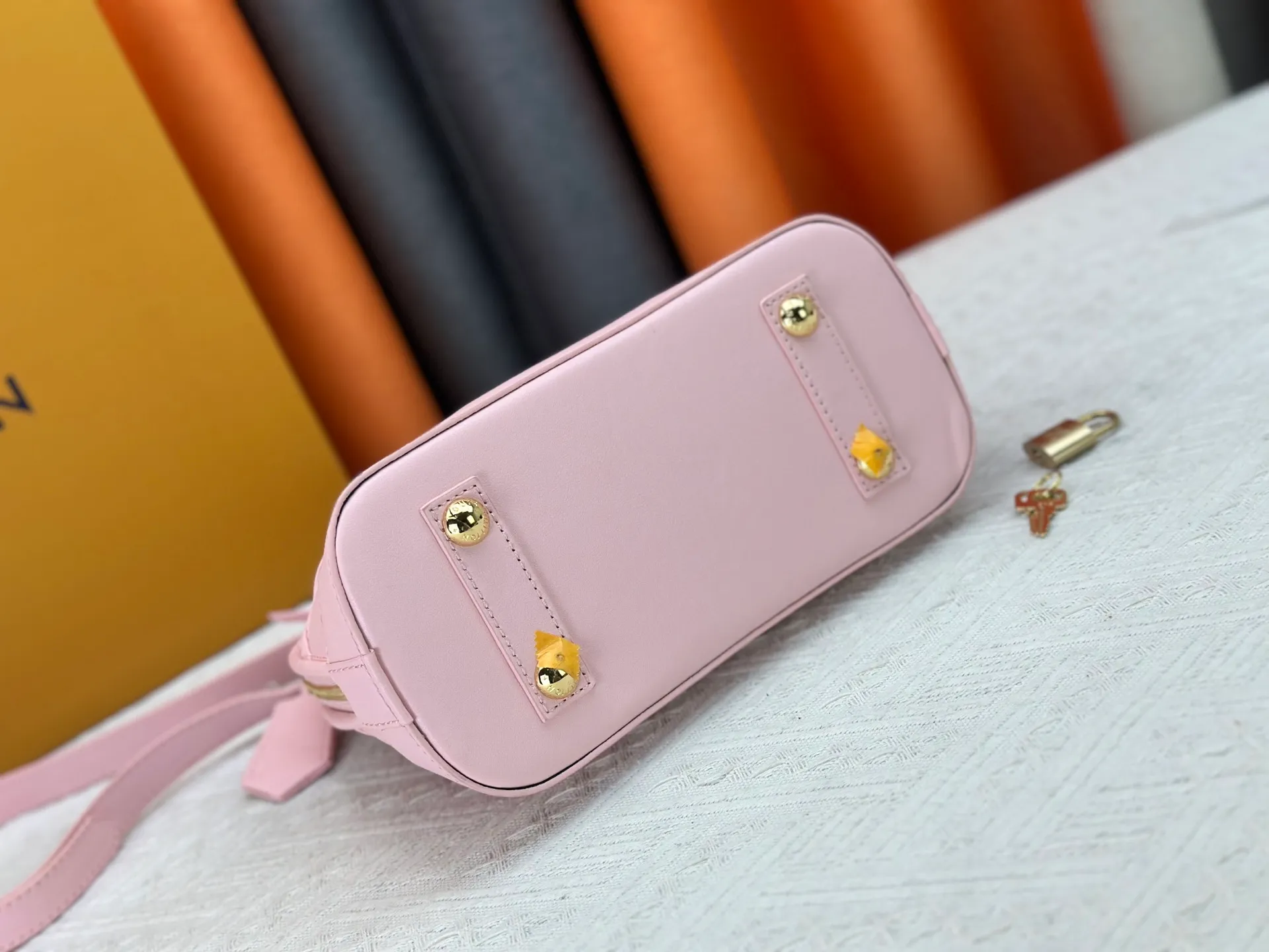 P360 M83048 M53152 This Nano Alma handbag is a pocket-sized version of Louis Vuitton's classic Alma handbag. It is made of soft lambskin with a Malletage quilting pattern, recalling the diamond inner panel of the brand's traditional hard luggage. The elegant handle, dazzling chain and detachable and adjustable leather shoulder strap enable a variety of carrying styles. Dimensions: 23.5x17.5x11.5cm