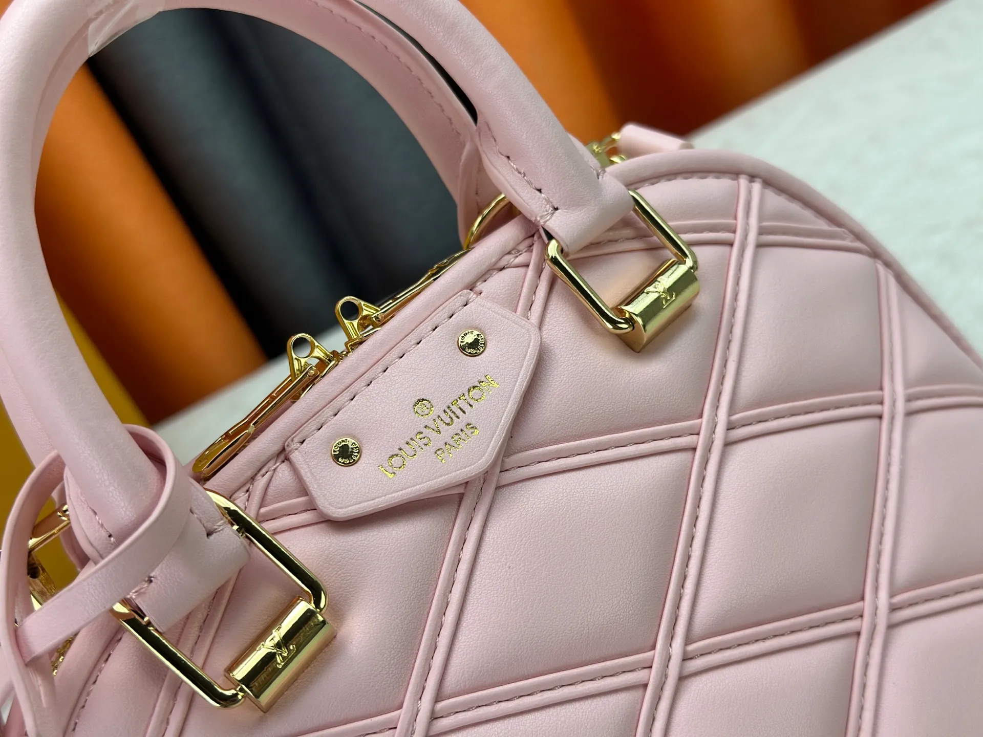 P360 M83048 M53152 This Nano Alma handbag is a pocket-sized version of Louis Vuitton's classic Alma handbag. It is made of soft lambskin with a Malletage quilting pattern, recalling the diamond inner panel of the brand's traditional hard luggage. The elegant handle, dazzling chain and detachable and adjustable leather shoulder strap enable a variety of carrying styles. Dimensions: 23.5x17.5x11.5cm