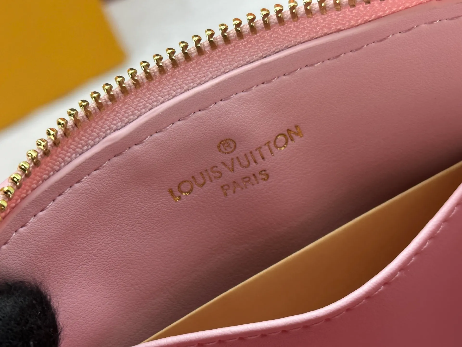 P360 M83048 M53152 This Nano Alma handbag is a pocket-sized version of Louis Vuitton's classic Alma handbag. It is made of soft lambskin with a Malletage quilting pattern, recalling the diamond inner panel of the brand's traditional hard luggage. The elegant handle, dazzling chain and detachable and adjustable leather shoulder strap enable a variety of carrying styles. Dimensions: 23.5x17.5x11.5cm