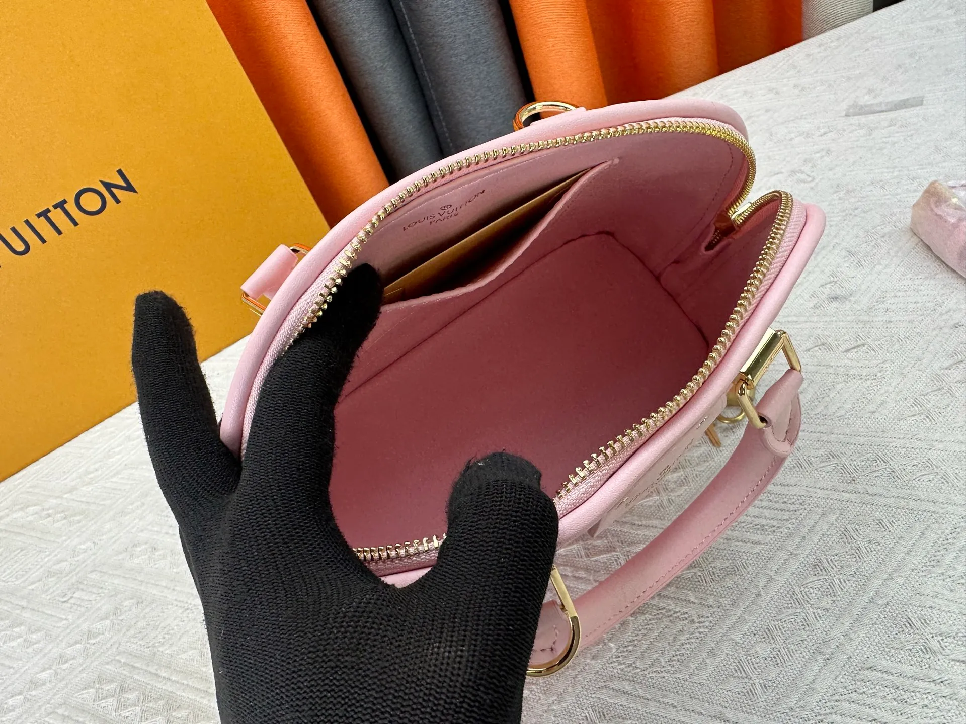 P360 M83048 M53152 This Nano Alma handbag is a pocket-sized version of Louis Vuitton's classic Alma handbag. It is made of soft lambskin with a Malletage quilting pattern, recalling the diamond inner panel of the brand's traditional hard luggage. The elegant handle, dazzling chain and detachable and adjustable leather shoulder strap enable a variety of carrying styles. Dimensions: 23.5x17.5x11.5cm