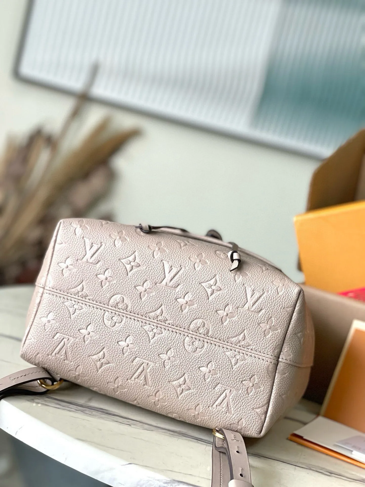 💰1140 (top-grain leather) top-quality original M45410 elephant gray Montsouris backpack this time wearing Monogram Empreinte embossed leather, embellished with vintage metal buckles and charms. The zippered outer pocket allows for easy access, and the adjustable shoulder strap provides a comfortable shoulder carrying experience. Dimensions: 27.5 x 33.0 x 14.0 cm
