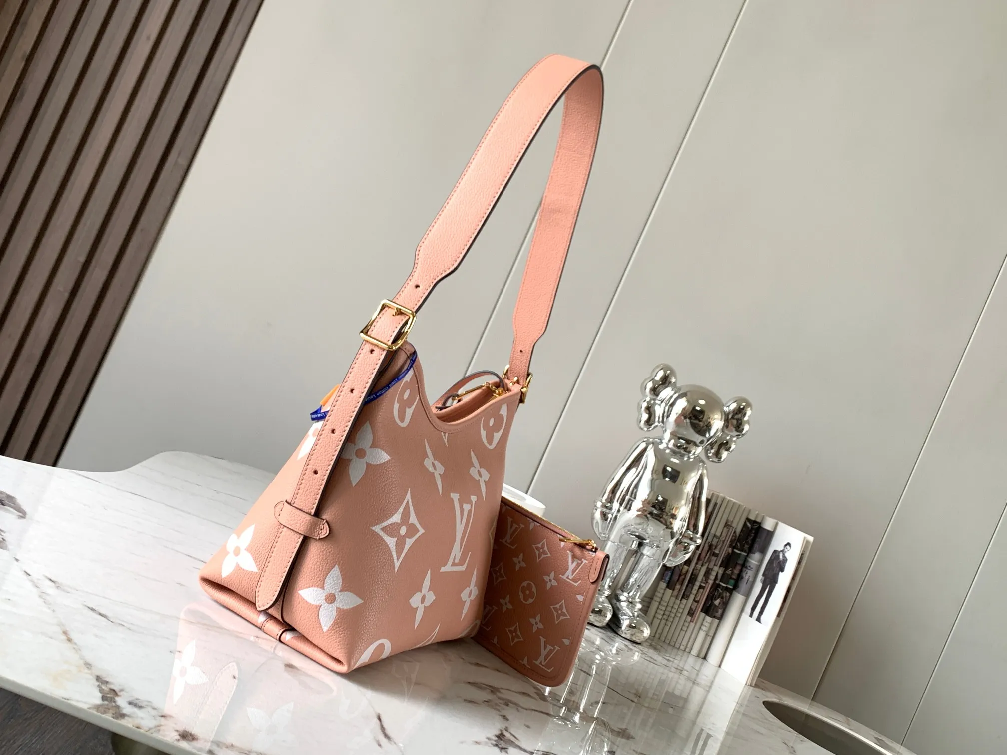 P1460 [Special quality original leather💋M46298 ballet pink] This small CarryAll handbag is made of Monogram Empreinte embossed leather dip-dyed in fresh colors. It has secure opening and closing, elegant interior and removable zipper bag, providing a comfortable choice for daily travel. With the clever use of the adjustable shoulder strap, you can switch between hand-carrying, shoulder-carrying and cross-body carrying.  Dimensions: 24 x 29.5 x 12 cm.
