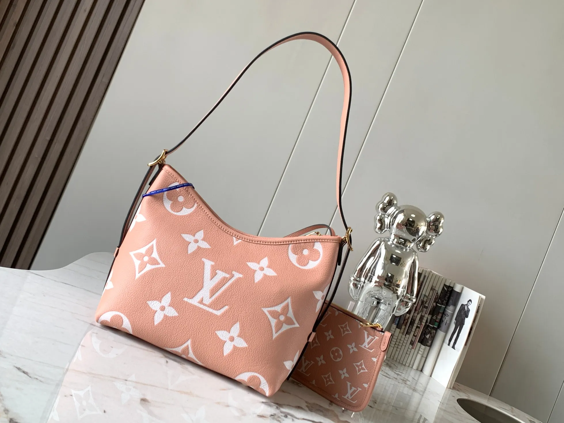 P1460 [Special quality original leather💋M46298 ballet pink] This small CarryAll handbag is made of Monogram Empreinte embossed leather dip-dyed in fresh colors. It has secure opening and closing, elegant interior and removable zipper bag, providing a comfortable choice for daily travel. With the clever use of the adjustable shoulder strap, you can switch between hand-carrying, shoulder-carrying and cross-body carrying.  Dimensions: 24 x 29.5 x 12 cm.