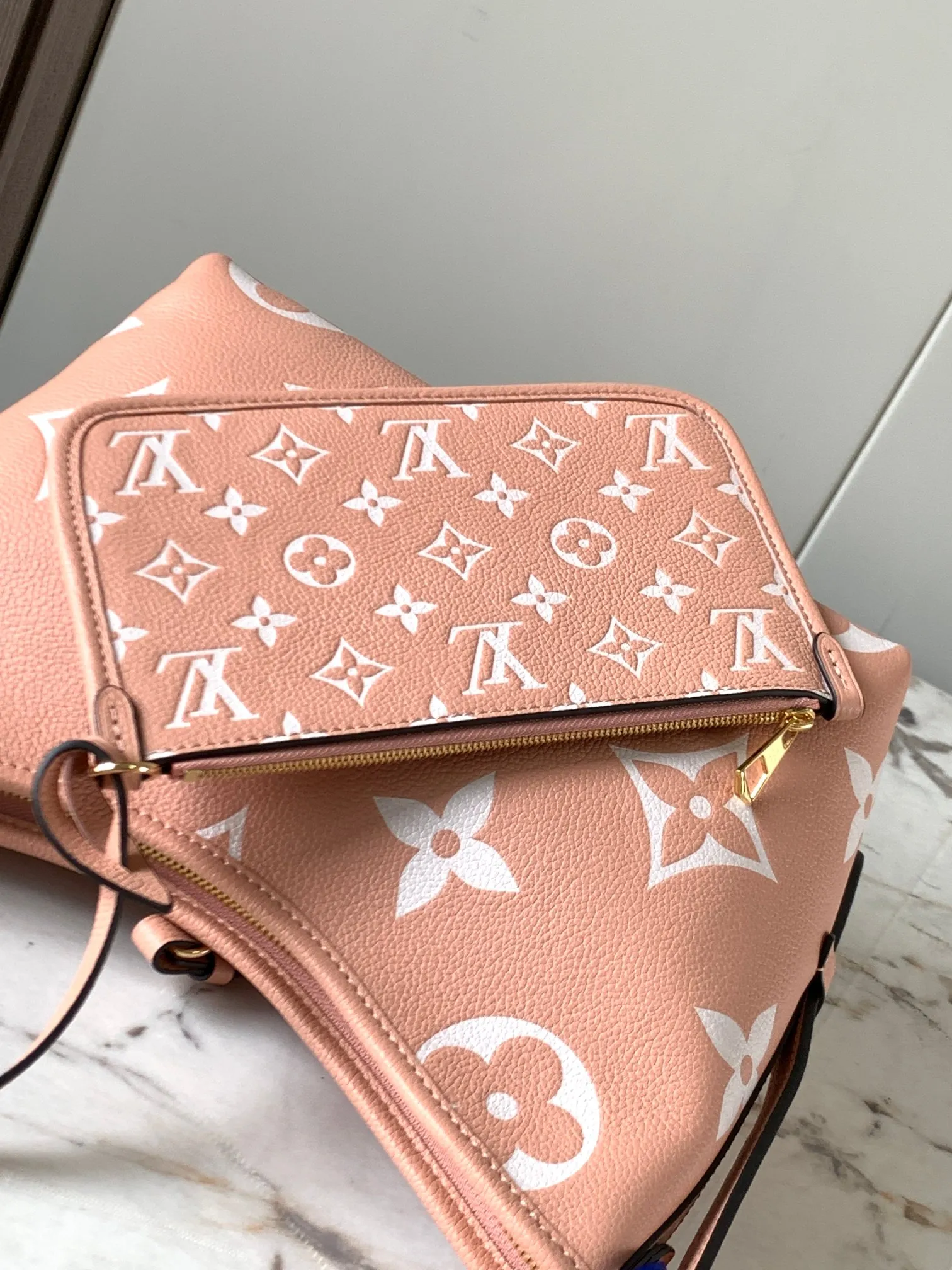 P1460 [Special quality original leather💋M46298 ballet pink] This small CarryAll handbag is made of Monogram Empreinte embossed leather dip-dyed in fresh colors. It has secure opening and closing, elegant interior and removable zipper bag, providing a comfortable choice for daily travel. With the clever use of the adjustable shoulder strap, you can switch between hand-carrying, shoulder-carrying and cross-body carrying.  Dimensions: 24 x 29.5 x 12 cm.