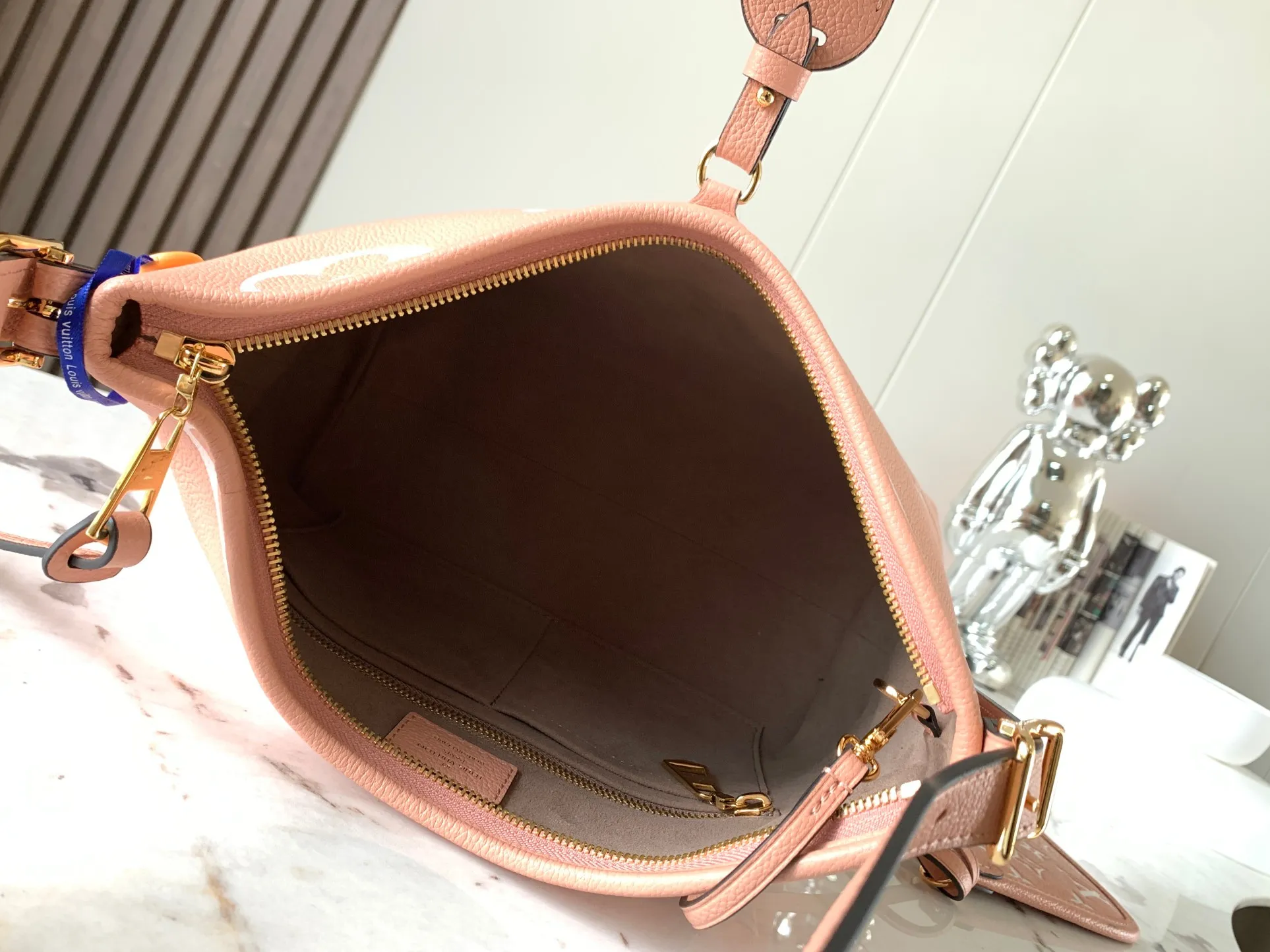 P1460 [Special quality original leather💋M46298 ballet pink] This small CarryAll handbag is made of Monogram Empreinte embossed leather dip-dyed in fresh colors. It has secure opening and closing, elegant interior and removable zipper bag, providing a comfortable choice for daily travel. With the clever use of the adjustable shoulder strap, you can switch between hand-carrying, shoulder-carrying and cross-body carrying.  Dimensions: 24 x 29.5 x 12 cm.