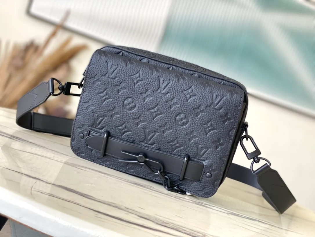 💰1100 (first-grain leather) Top-quality original M57307 full leather This new Steamer messenger bag injects the brand's traditional elements into the New Classics series with exquisite shape. Soft Monogram Taurillon leather is paired with classic elements like a Steamer-style chain. Comes with a detachable shoulder strap for easy carrying. Zippered compartments provide ample storage space, and front pocket flaps and magnetic locks keep items safe. Dimensions: 23.5 x 17 x 6 cm