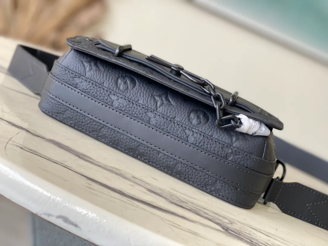 💰1100 (first-grain leather) Top-quality original M57307 full leather This new Steamer messenger bag injects the brand's traditional elements into the New Classics series with exquisite shape. Soft Monogram Taurillon leather is paired with classic elements like a Steamer-style chain. Comes with a detachable shoulder strap for easy carrying. Zippered compartments provide ample storage space, and front pocket flaps and magnetic locks keep items safe. Dimensions: 23.5 x 17 x 6 cm