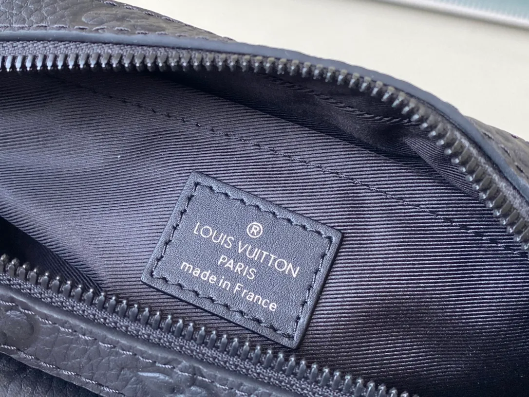 💰1100 (first-grain leather) Top-quality original M57307 full leather This new Steamer messenger bag injects the brand's traditional elements into the New Classics series with exquisite shape. Soft Monogram Taurillon leather is paired with classic elements like a Steamer-style chain. Comes with a detachable shoulder strap for easy carrying. Zippered compartments provide ample storage space, and front pocket flaps and magnetic locks keep items safe. Dimensions: 23.5 x 17 x 6 cm