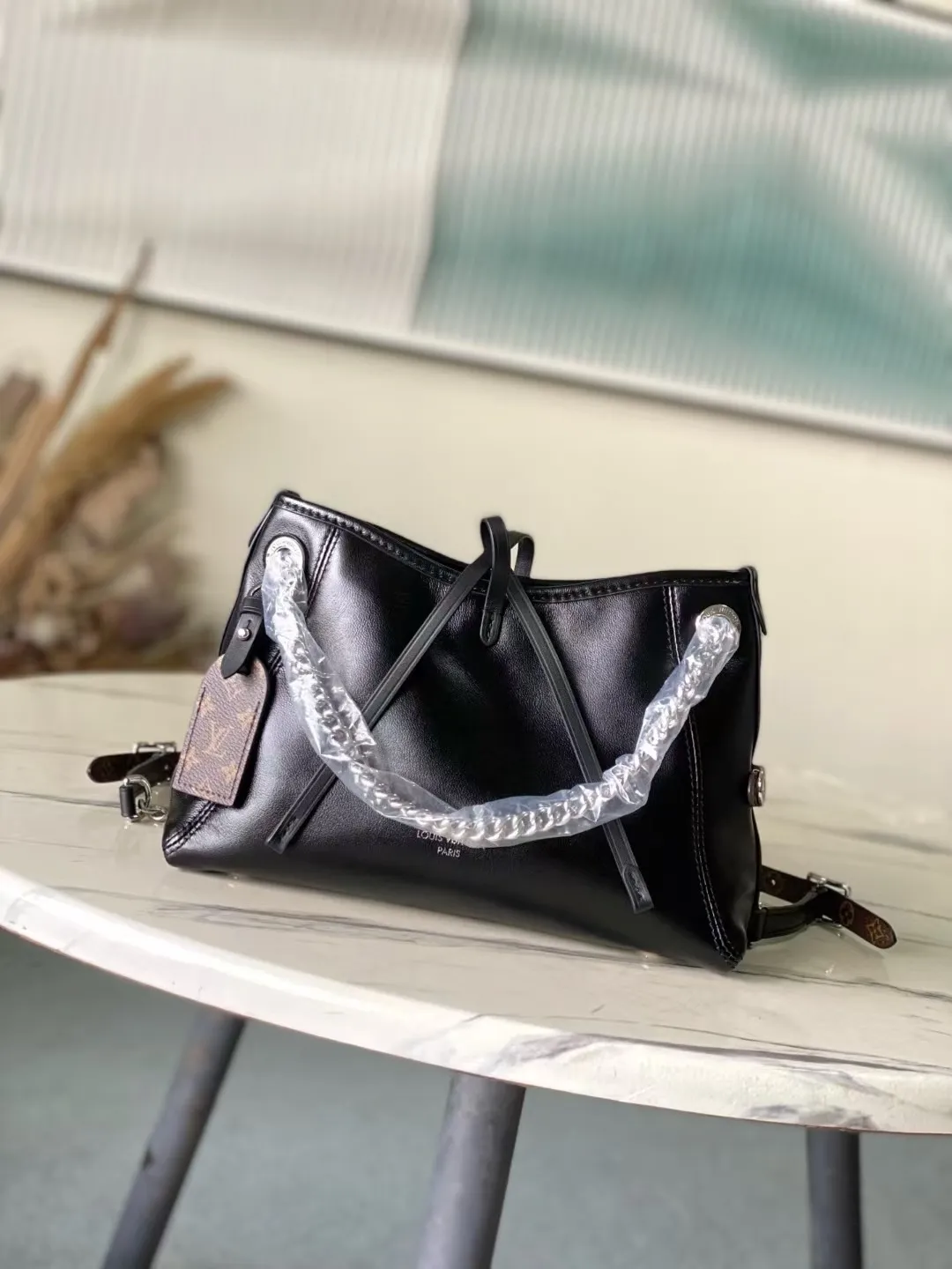 💰1100 (top layer leather) top original order M12888 This CarryAllBB handbag outlines a plump outline with neat lines. The classic sheepskin is embellished with a shiny Monogram flower metal chain, which contrasts with the Monogram canvas brand name. The zippered inner pocket allows for easy access to cards and small items. Dimensions: 26 × 17 × 10 cm