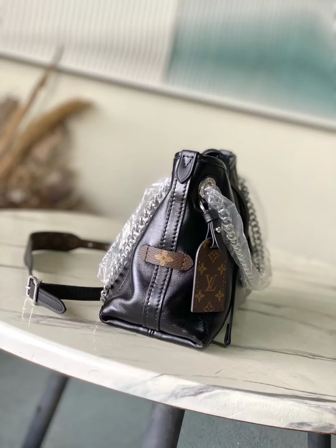 💰1100 (top layer leather) top original order M12888 This CarryAllBB handbag outlines a plump outline with neat lines. The classic sheepskin is embellished with a shiny Monogram flower metal chain, which contrasts with the Monogram canvas brand name. The zippered inner pocket allows for easy access to cards and small items. Dimensions: 26 × 17 × 10 cm