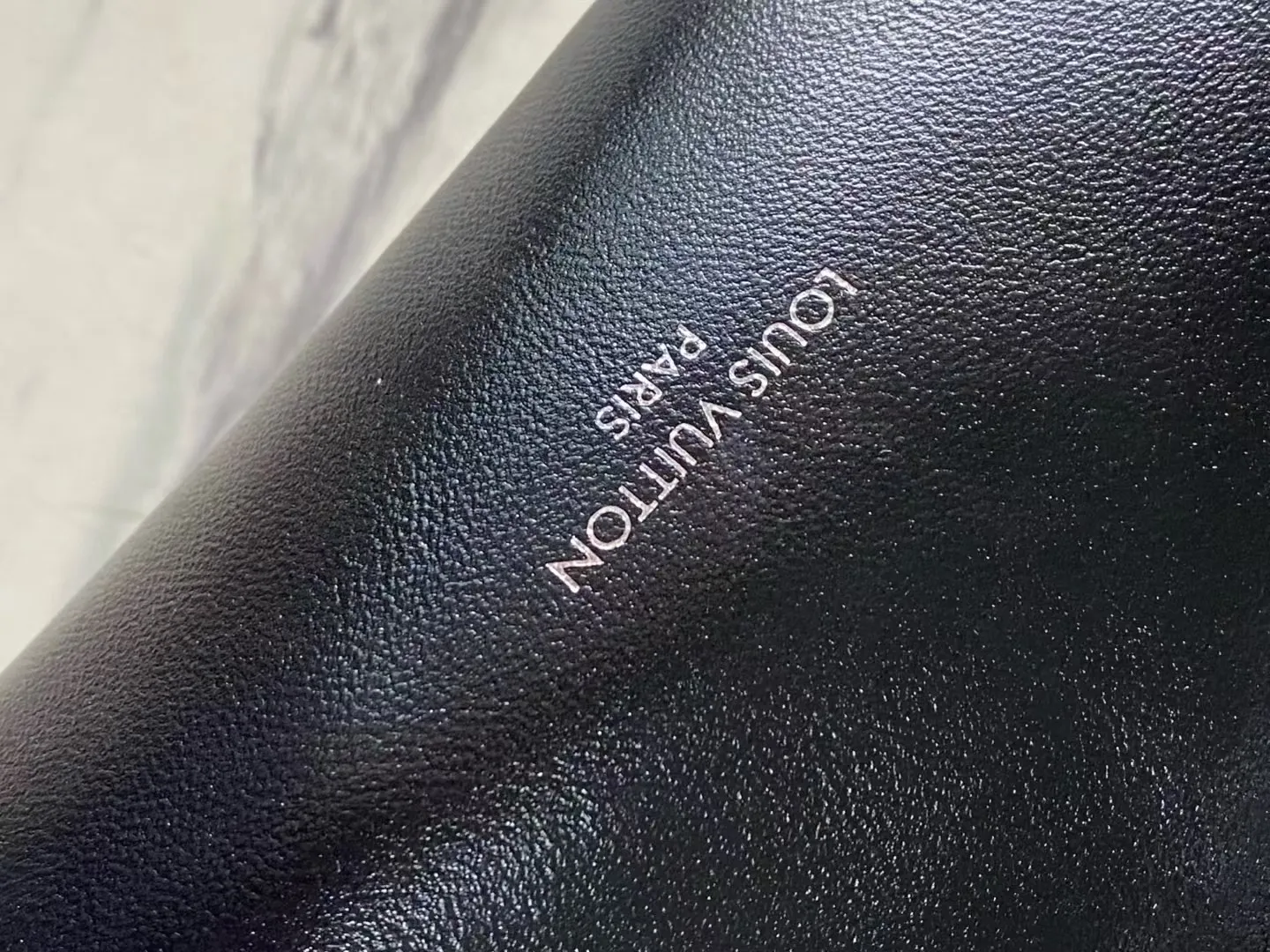 💰1100 (top layer leather) top original order M12888 This CarryAllBB handbag outlines a plump outline with neat lines. The classic sheepskin is embellished with a shiny Monogram flower metal chain, which contrasts with the Monogram canvas brand name. The zippered inner pocket allows for easy access to cards and small items. Dimensions: 26 × 17 × 10 cm