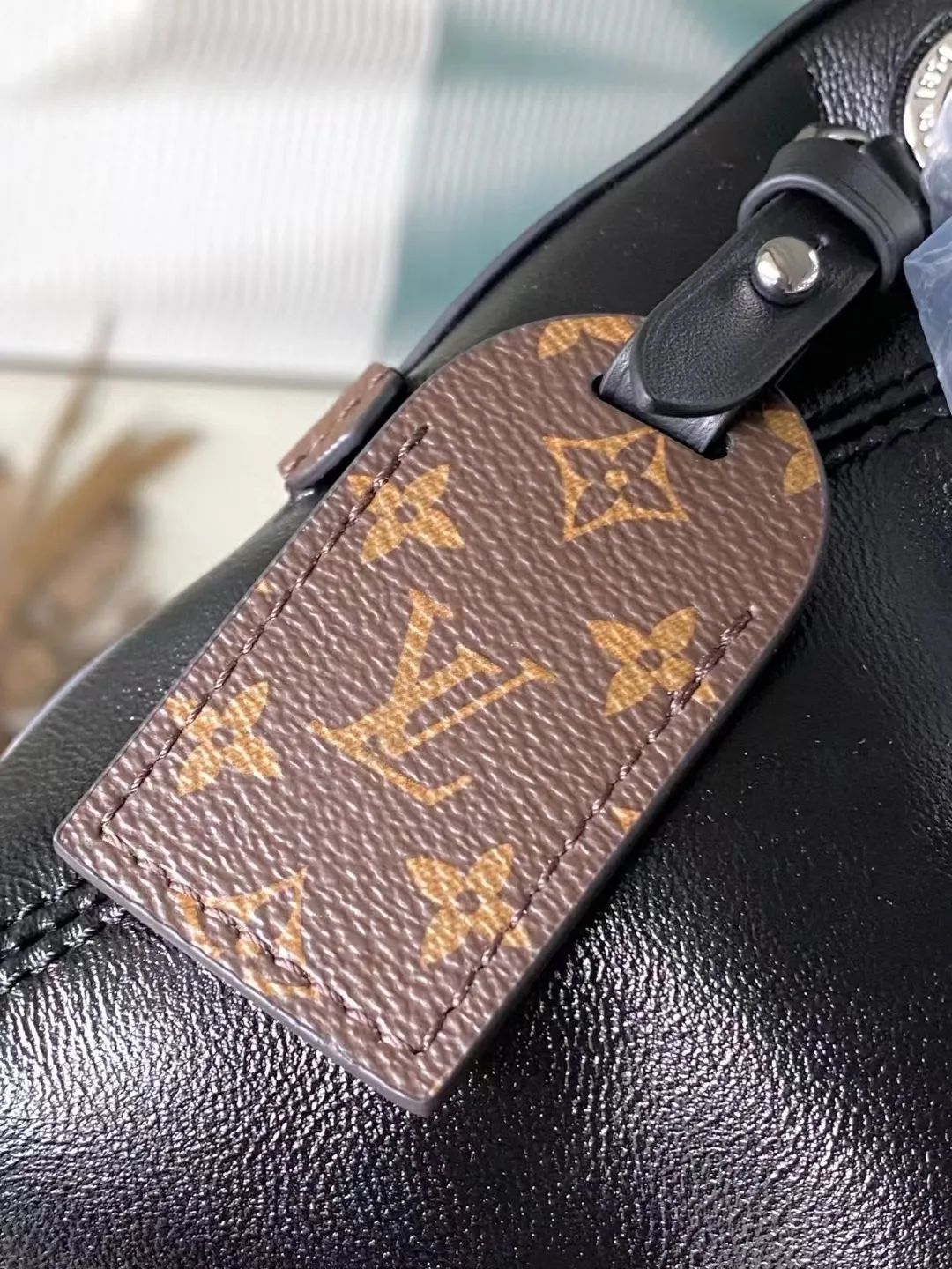 💰1100 (top layer leather) top original order M12888 This CarryAllBB handbag outlines a plump outline with neat lines. The classic sheepskin is embellished with a shiny Monogram flower metal chain, which contrasts with the Monogram canvas brand name. The zippered inner pocket allows for easy access to cards and small items. Dimensions: 26 × 17 × 10 cm