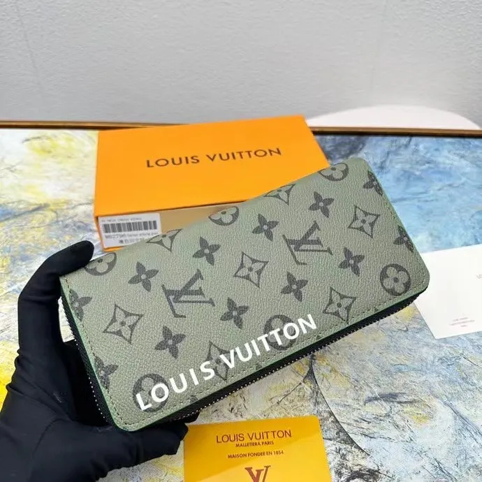 P140 This zipper wallet M82796 is spliced ​​with 63895 new Monogram canvas and the iconic Monogram pattern lining. The vertical Louis Vuitton logo is embellished on it, and the card slot and banknote compartment provide ample space.