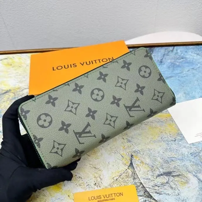 P140 This zipper wallet M82796 is spliced ​​with 63895 new Monogram canvas and the iconic Monogram pattern lining. The vertical Louis Vuitton logo is embellished on it, and the card slot and banknote compartment provide ample space.