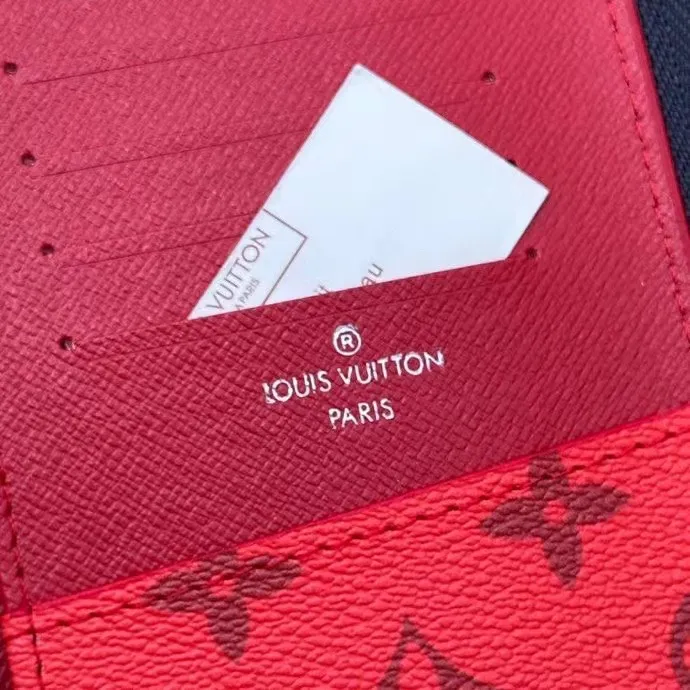 P140 This zipper wallet M82796 is spliced ​​with 63895 new Monogram canvas and the iconic Monogram pattern lining. The vertical Louis Vuitton logo is embellished on it, and the card slot and banknote compartment provide ample space.