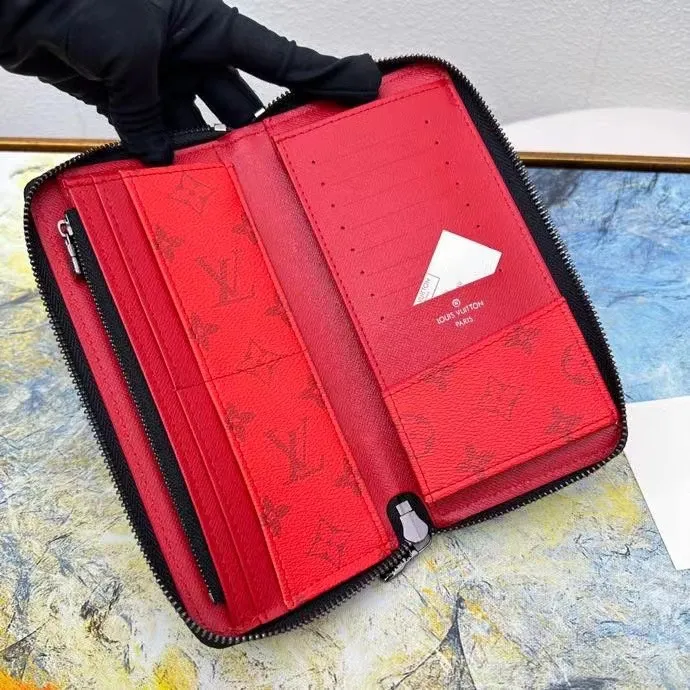 P140 This zipper wallet M82796 is spliced ​​with 63895 new Monogram canvas and the iconic Monogram pattern lining. The vertical Louis Vuitton logo is embellished on it, and the card slot and banknote compartment provide ample space.