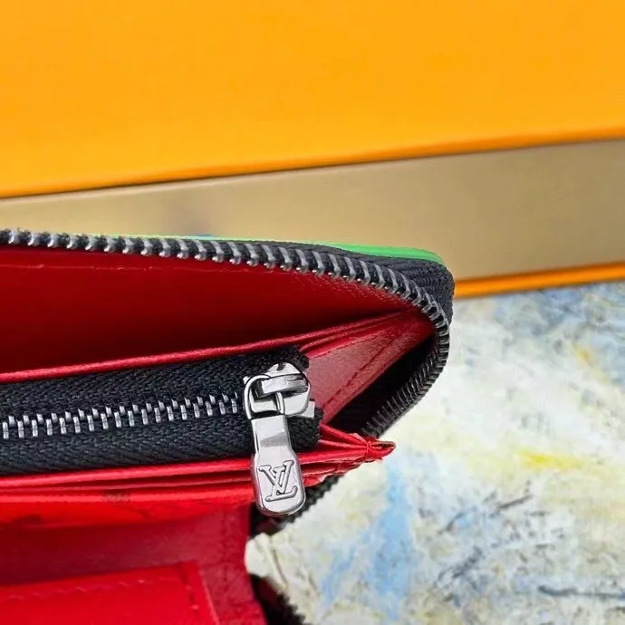 P140 This zipper wallet M82796 is spliced ​​with 63895 new Monogram canvas and the iconic Monogram pattern lining. The vertical Louis Vuitton logo is embellished on it, and the card slot and banknote compartment provide ample space.
