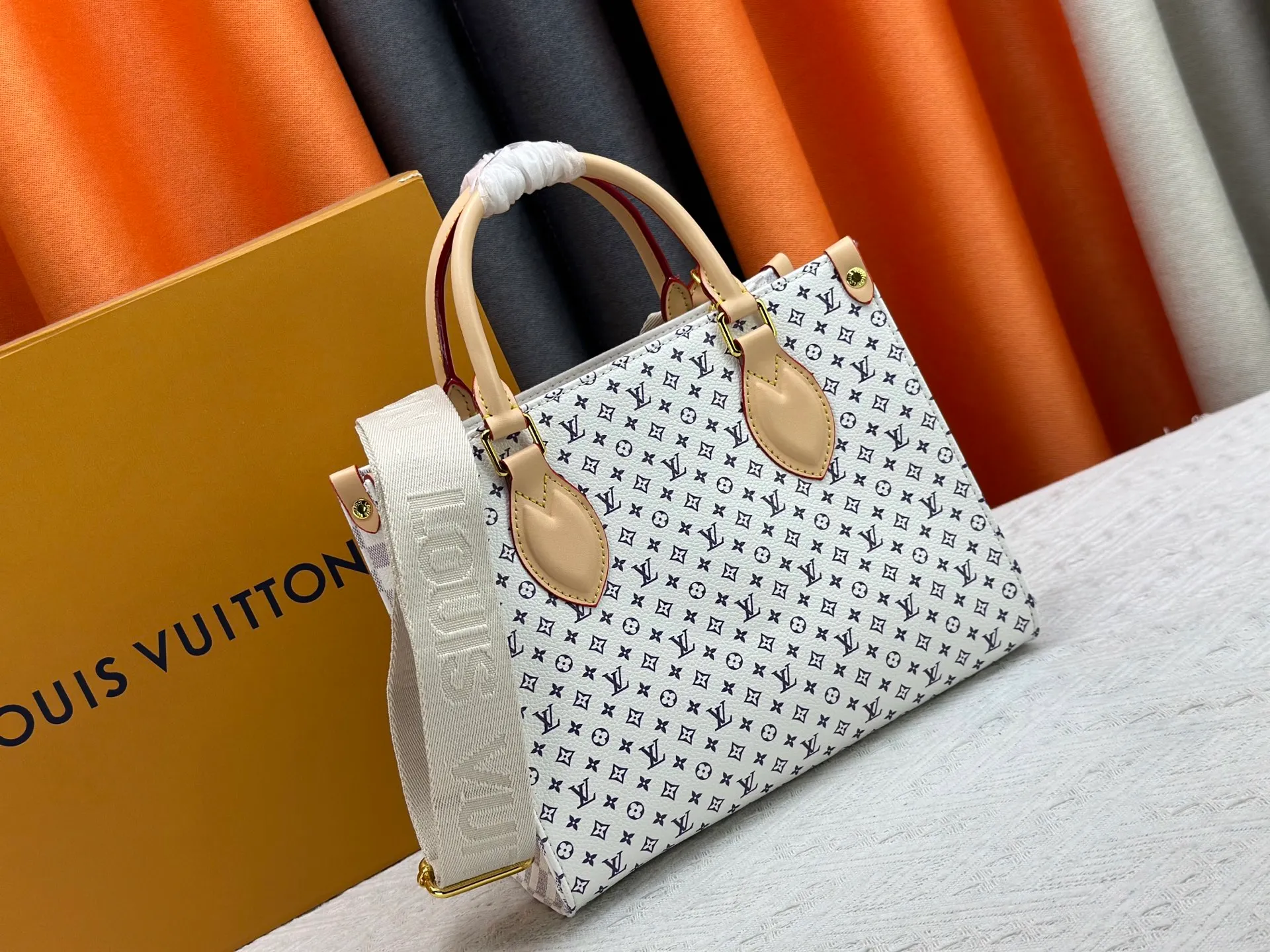P300 Upgraded Original M46373 White Flower This OnTheGo small handbag is made of Monogram and Monogram Reverse canvas, with the Monogram Giant pattern embellished on it. The Toron handle and the jacquard textured shoulder strap decorated with the brand's logo create a visual contrast, and the detachable coin bag is suitable for storing change or small items. It combines fashionable charm with various functions, making it a good daily companion. 25.0 x 19.0 x 11.5 cm (length x height x width)