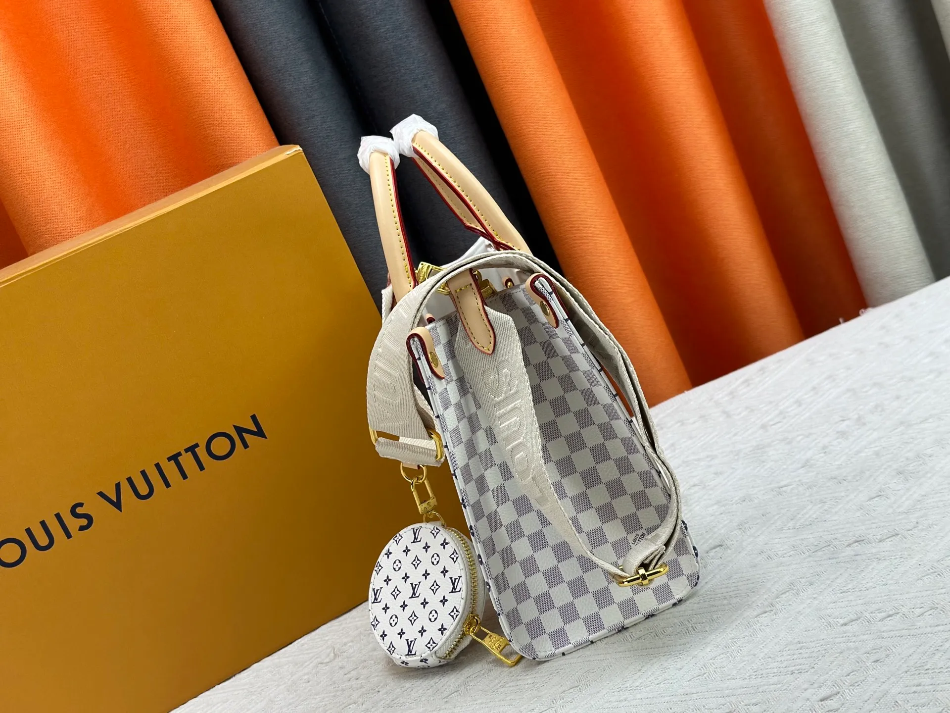 P300 Upgraded Original M46373 White Flower This OnTheGo small handbag is made of Monogram and Monogram Reverse canvas, with the Monogram Giant pattern embellished on it. The Toron handle and the jacquard textured shoulder strap decorated with the brand's logo create a visual contrast, and the detachable coin bag is suitable for storing change or small items. It combines fashionable charm with various functions, making it a good daily companion. 25.0 x 19.0 x 11.5 cm (length x height x width)