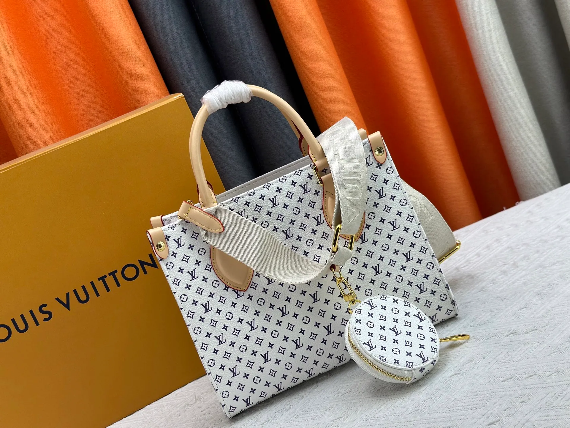 P300 Upgraded Original M46373 White Flower This OnTheGo small handbag is made of Monogram and Monogram Reverse canvas, with the Monogram Giant pattern embellished on it. The Toron handle and the jacquard textured shoulder strap decorated with the brand's logo create a visual contrast, and the detachable coin bag is suitable for storing change or small items. It combines fashionable charm with various functions, making it a good daily companion. 25.0 x 19.0 x 11.5 cm (length x height x width)