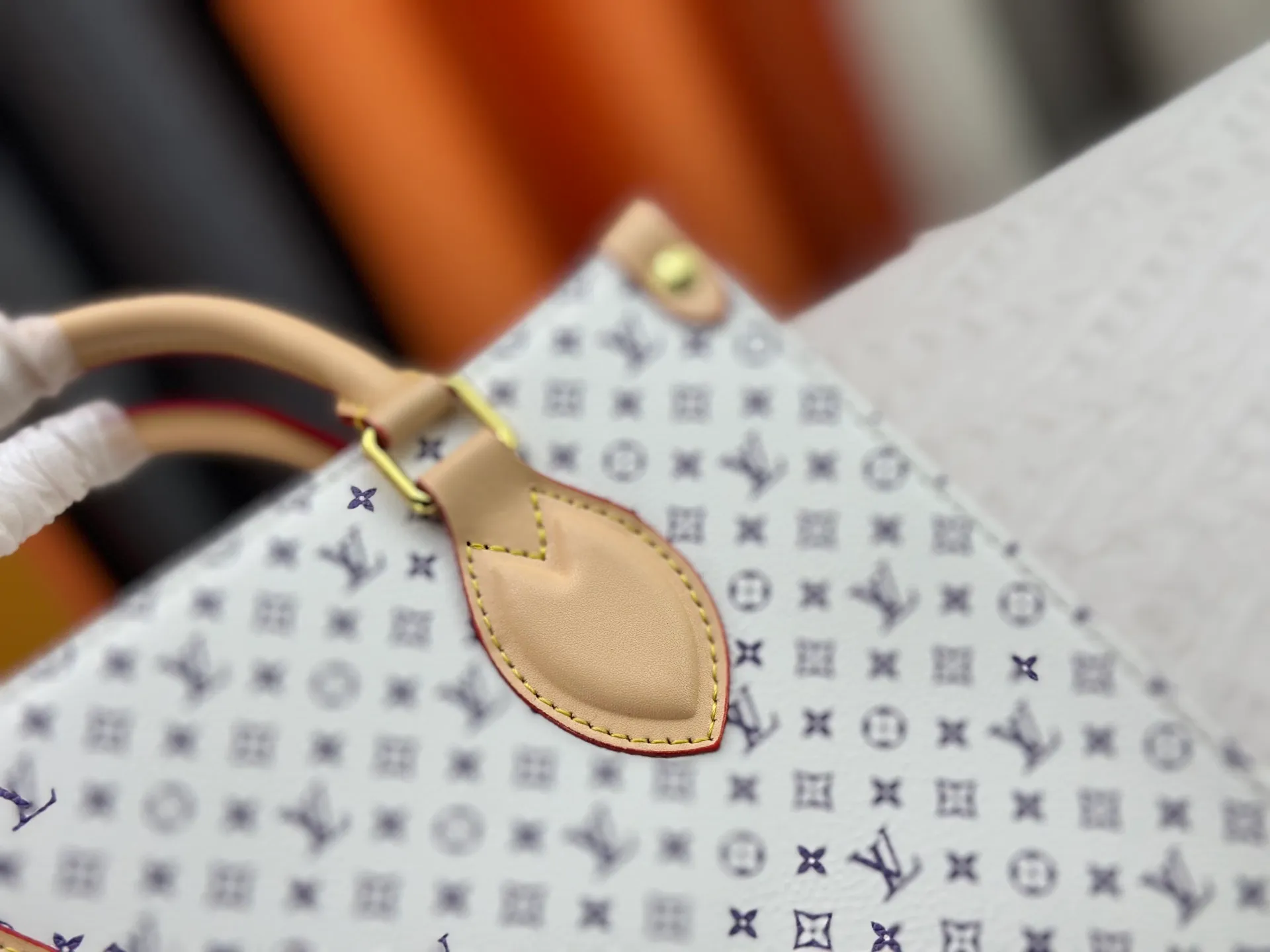 P300 Upgraded Original M46373 White Flower This OnTheGo small handbag is made of Monogram and Monogram Reverse canvas, with the Monogram Giant pattern embellished on it. The Toron handle and the jacquard textured shoulder strap decorated with the brand's logo create a visual contrast, and the detachable coin bag is suitable for storing change or small items. It combines fashionable charm with various functions, making it a good daily companion. 25.0 x 19.0 x 11.5 cm (length x height x width)