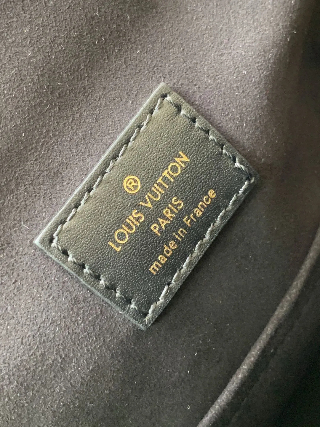 920 top original factory real shot M45205 M45397 The Montsouris backpack, which was launched in 1994, is covered in Monogram Empreinte embossed leather, embellished with retro metal buckles and LV charms. The zippered outer pocket allows for easy access, and the adjustable shoulder strap provides a comfortable shoulder carrying experience. Detailed Features 27.5 x 33.0 x 14.0 cm (Length x Height x Width) Embossed cowhide Cowhide leather trim Microfiber lining Metal hardware Leather carrying handle Adjustable leather shoulder strap Magnetic closure with drawstring Removable leather LV charm Zippered exterior pocket Open interior pocket Handles: Single handle
