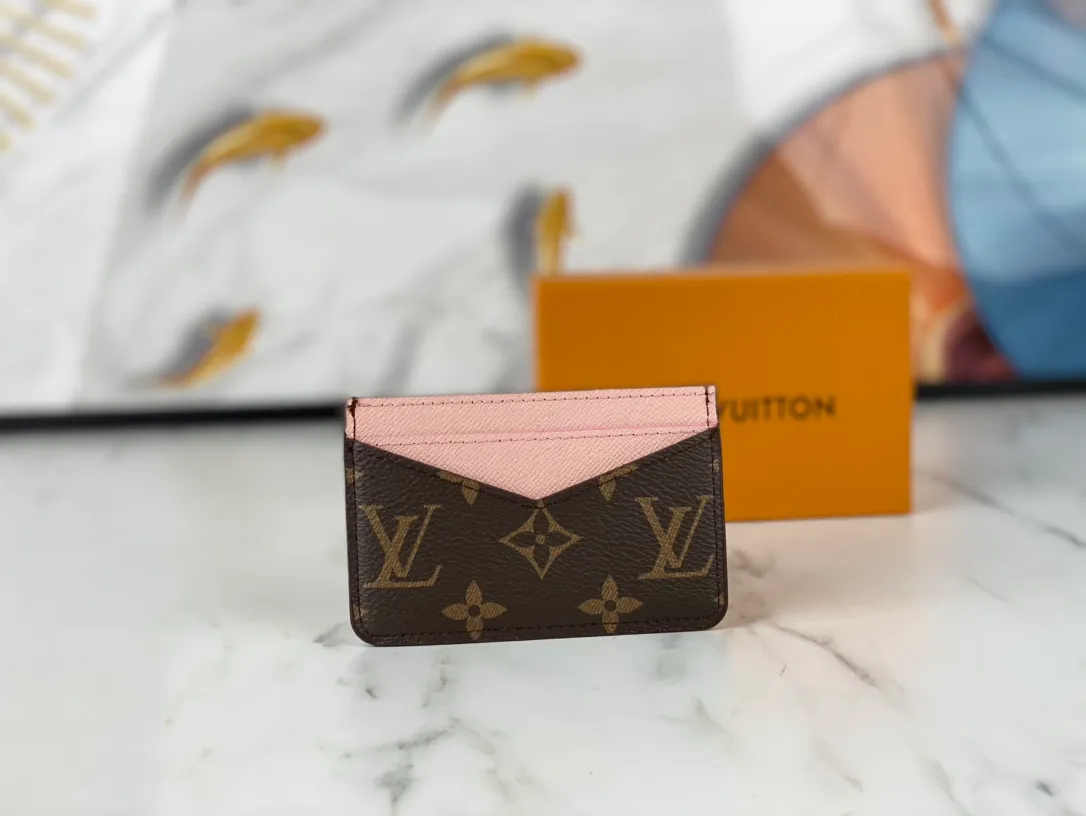 💰90💰M60166👏👏The Neo card holder made of Monogram Macassar canvas is the first choice for carrying important cards. Cowhide leather trim makes the classic Louis Vuitton pattern even more eye-catching. Dimensions: 11.0 x 7.0 x 0.6 cm