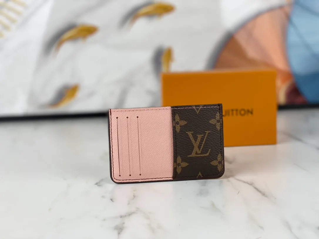 💰90💰M60166👏👏The Neo card holder made of Monogram Macassar canvas is the first choice for carrying important cards. Cowhide leather trim makes the classic Louis Vuitton pattern even more eye-catching. Dimensions: 11.0 x 7.0 x 0.6 cm