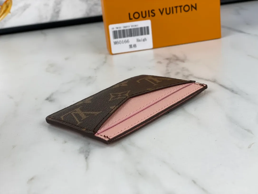 💰90💰M60166👏👏The Neo card holder made of Monogram Macassar canvas is the first choice for carrying important cards. Cowhide leather trim makes the classic Louis Vuitton pattern even more eye-catching. Dimensions: 11.0 x 7.0 x 0.6 cm