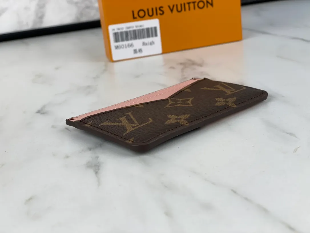 💰90💰M60166👏👏The Neo card holder made of Monogram Macassar canvas is the first choice for carrying important cards. Cowhide leather trim makes the classic Louis Vuitton pattern even more eye-catching. Dimensions: 11.0 x 7.0 x 0.6 cm
