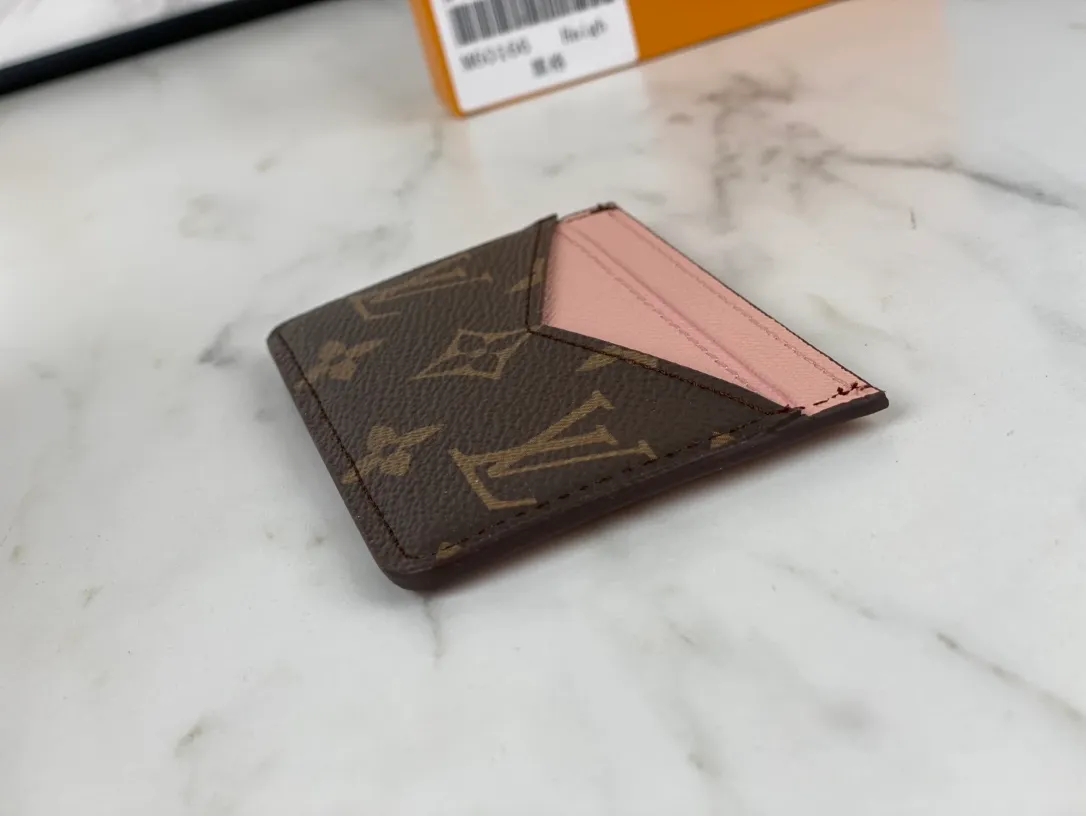 💰90💰M60166👏👏The Neo card holder made of Monogram Macassar canvas is the first choice for carrying important cards. Cowhide leather trim makes the classic Louis Vuitton pattern even more eye-catching. Dimensions: 11.0 x 7.0 x 0.6 cm