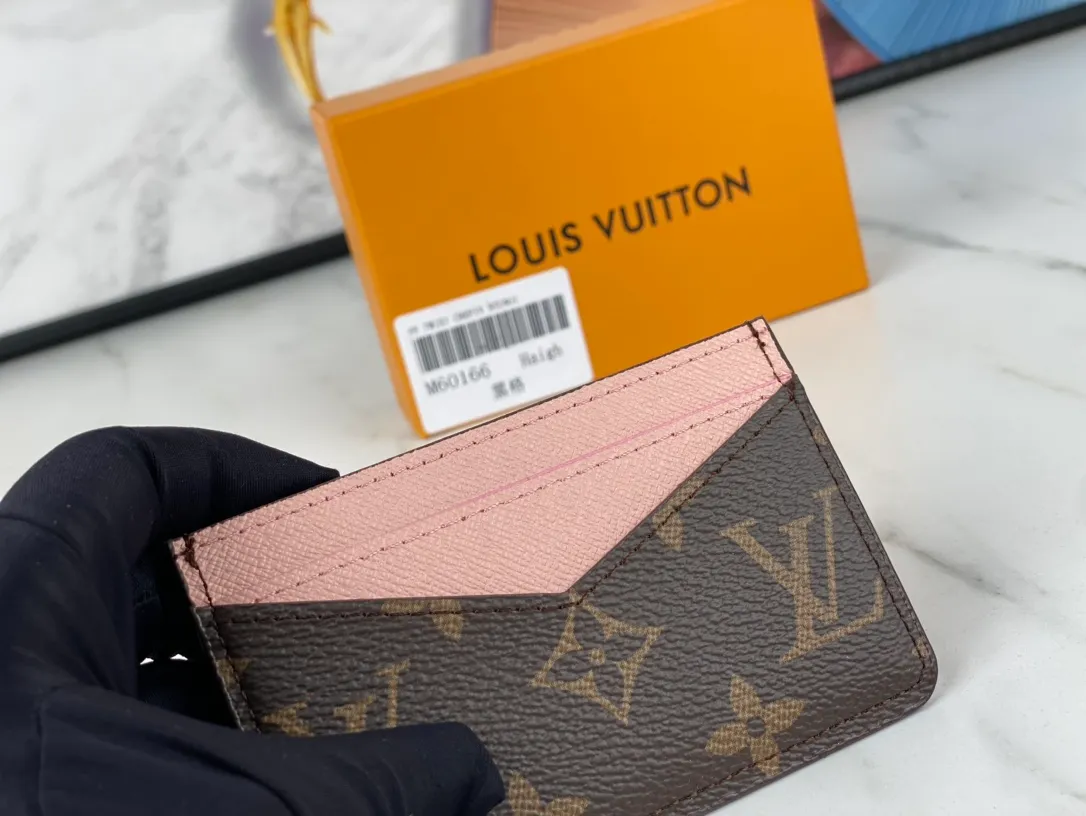 💰90💰M60166👏👏The Neo card holder made of Monogram Macassar canvas is the first choice for carrying important cards. Cowhide leather trim makes the classic Louis Vuitton pattern even more eye-catching. Dimensions: 11.0 x 7.0 x 0.6 cm