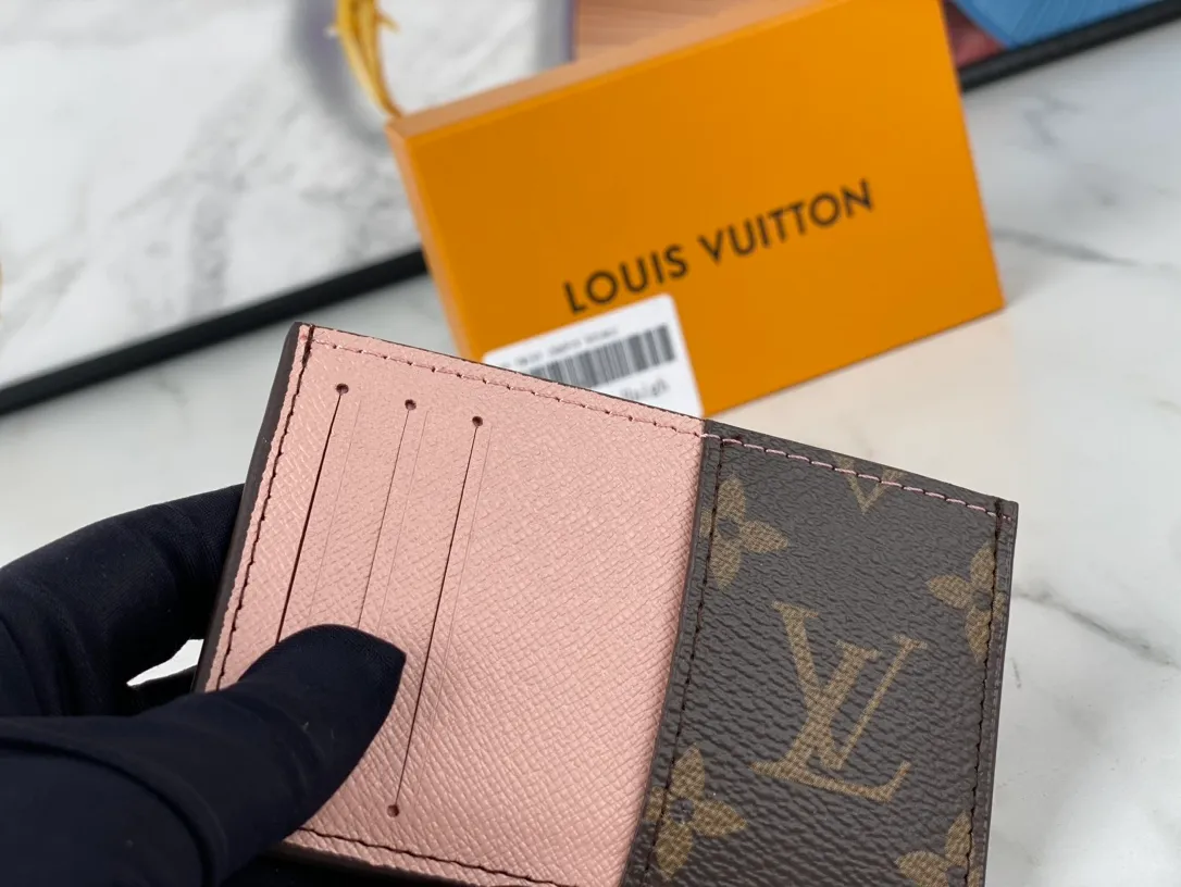 💰90💰M60166👏👏The Neo card holder made of Monogram Macassar canvas is the first choice for carrying important cards. Cowhide leather trim makes the classic Louis Vuitton pattern even more eye-catching. Dimensions: 11.0 x 7.0 x 0.6 cm