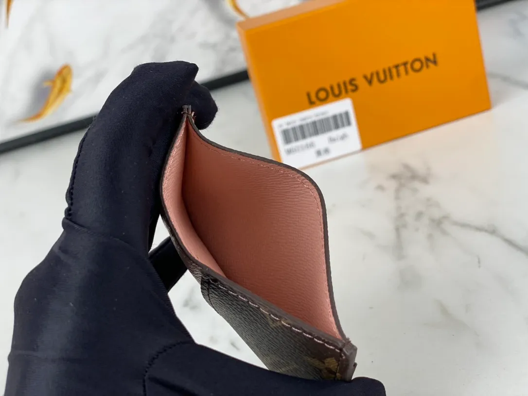 💰90💰M60166👏👏The Neo card holder made of Monogram Macassar canvas is the first choice for carrying important cards. Cowhide leather trim makes the classic Louis Vuitton pattern even more eye-catching. Dimensions: 11.0 x 7.0 x 0.6 cm